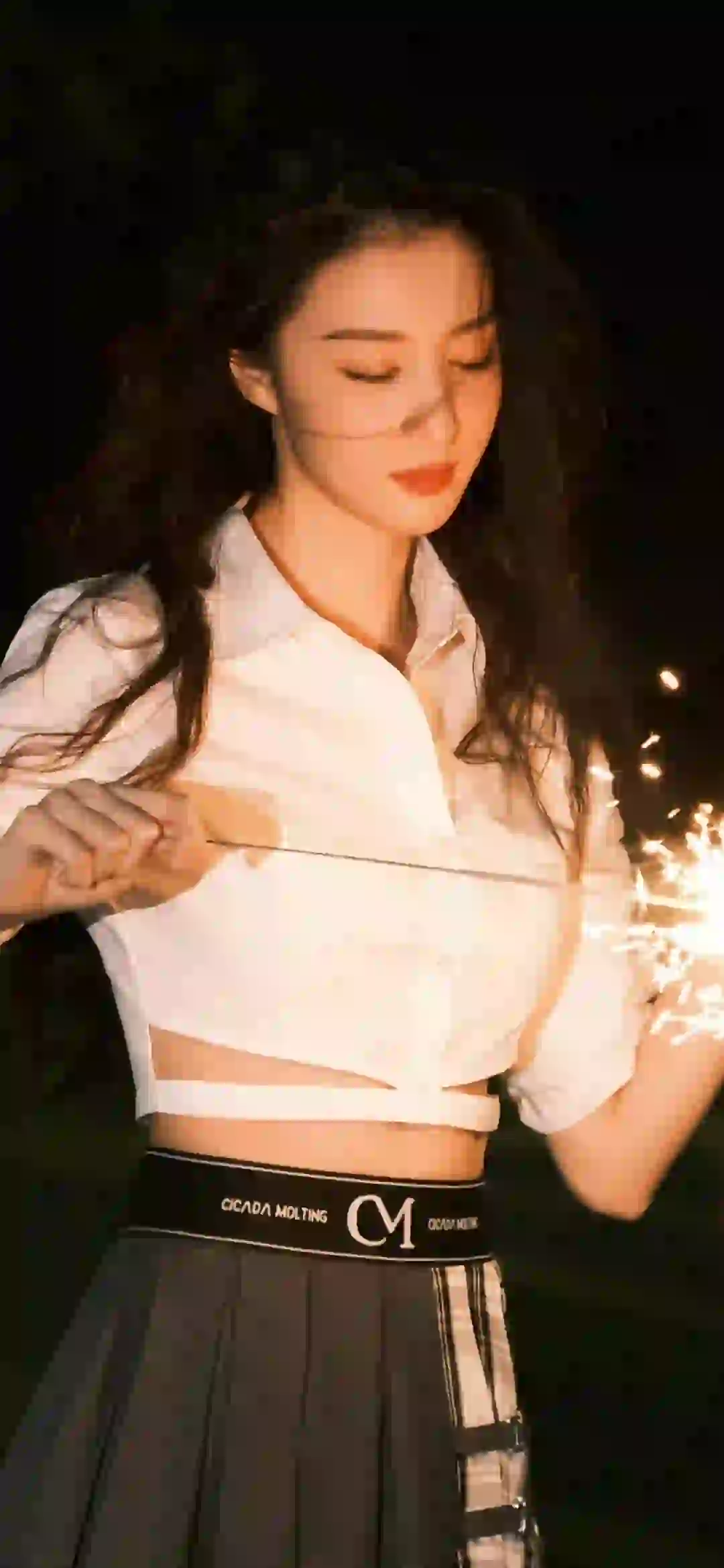 美女明星 王楚然 长发美女 白色衬衫 黑色短裙 明星壁纸 正在玩烟花的女孩