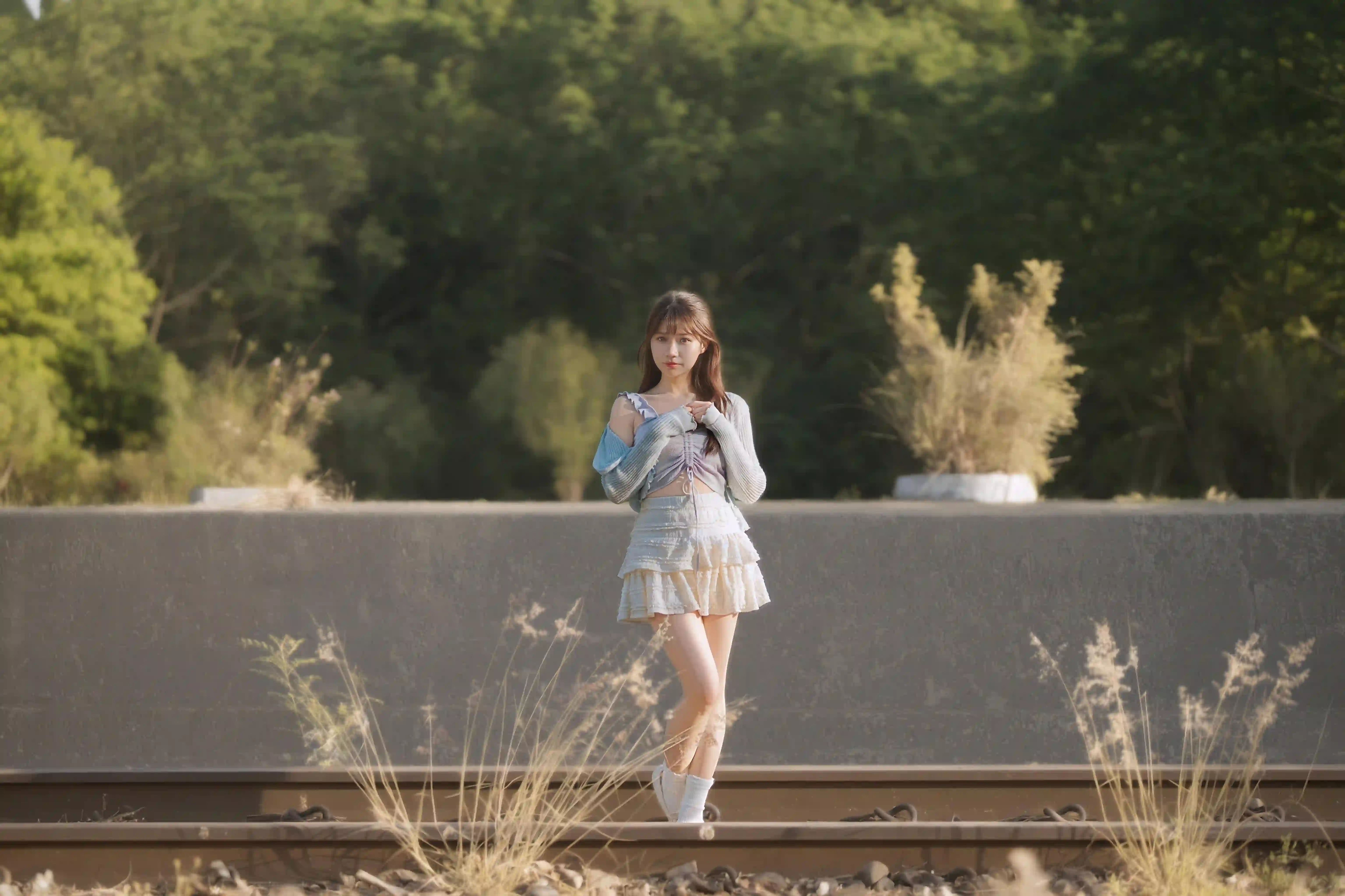 长发美女 白色短裙 火车轨道 远景