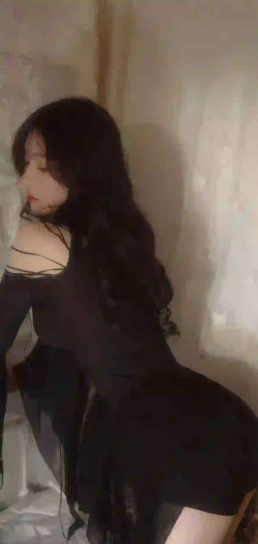 美女 长发美女 性感 黑色裙子 性感姿势