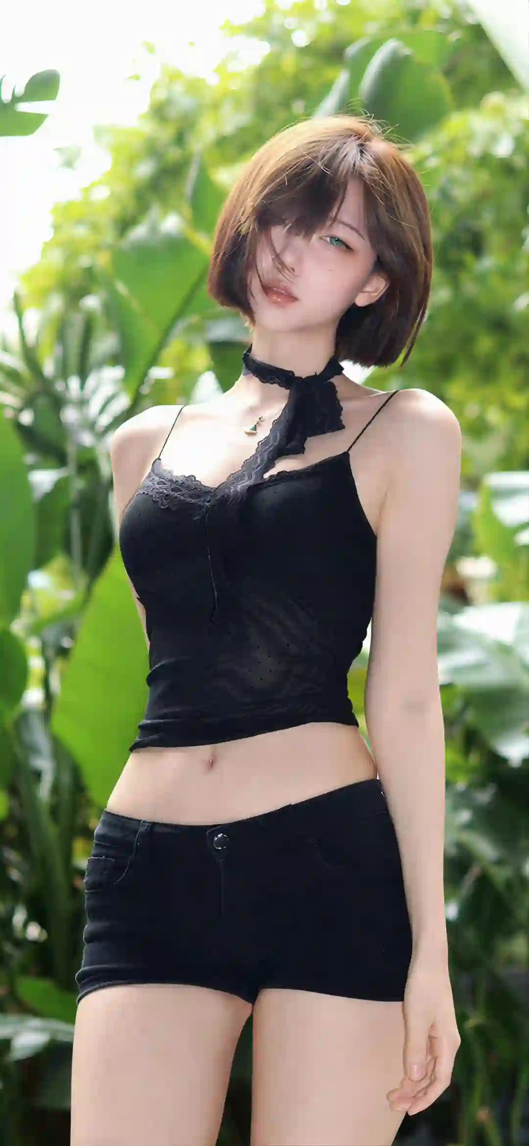 短发美女 黑色蕾丝吊带 户外绿植 清纯少女 黑色短裤