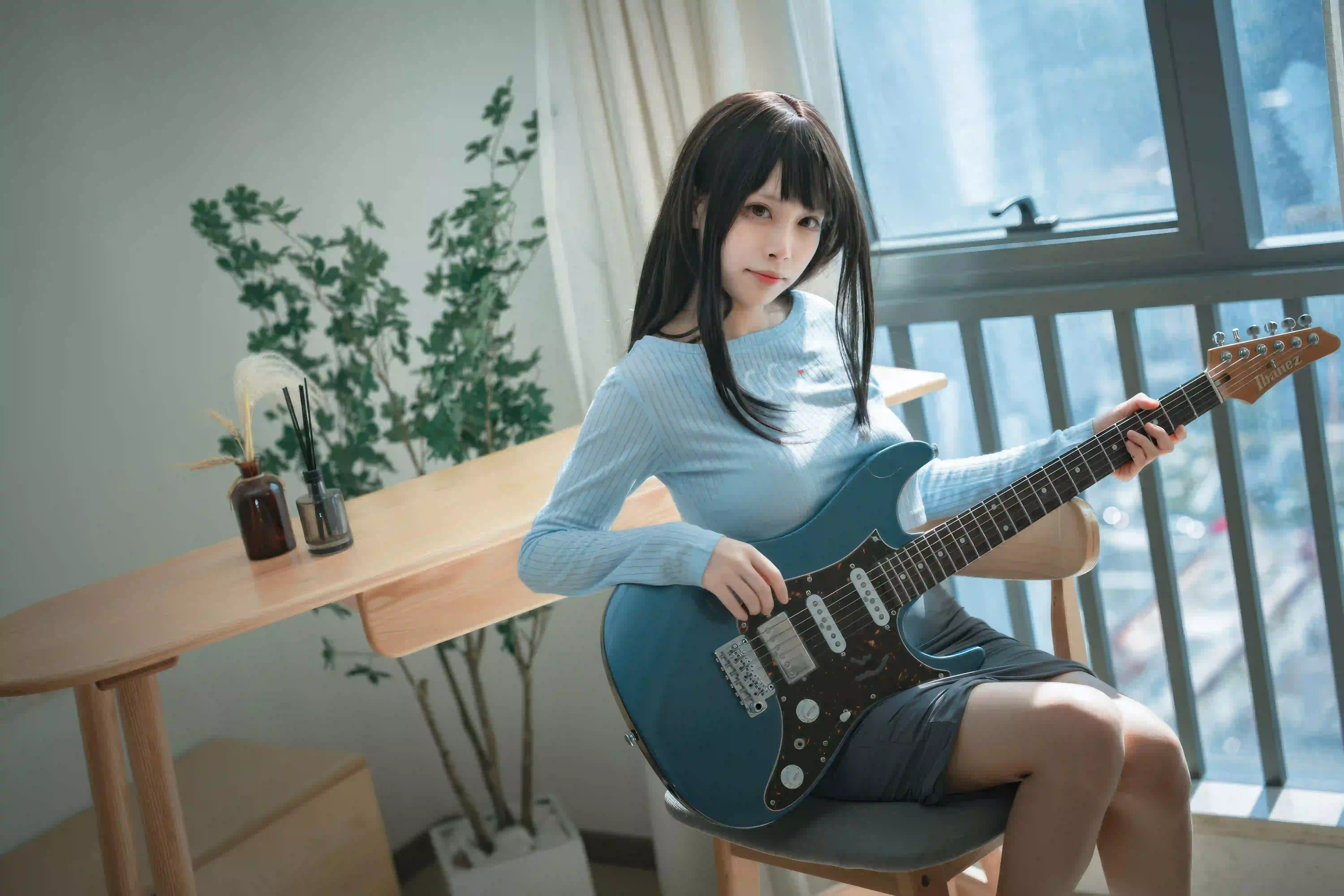 长发女孩 蓝色衣服 吉他 居家场景