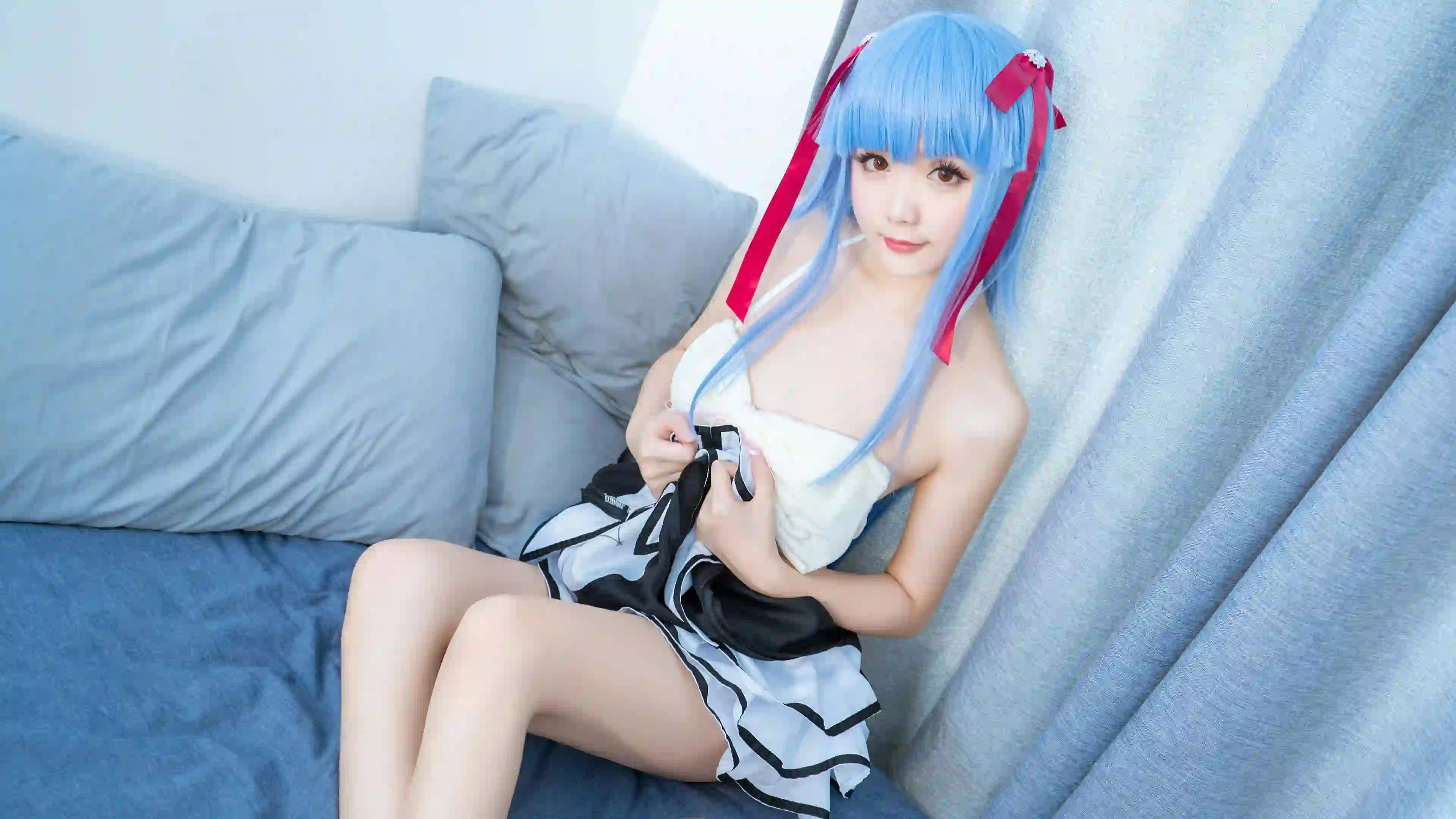 可爱女孩 蓝色头发 居家 个性穿搭 红色发饰