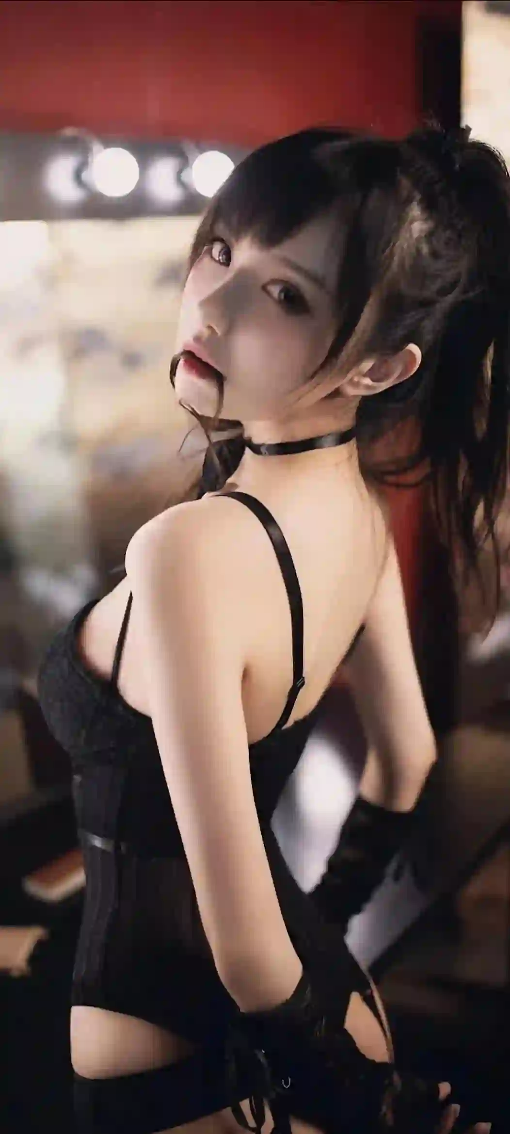 长发性感美女 黑色吊带穿搭 橡皮筋 高马尾