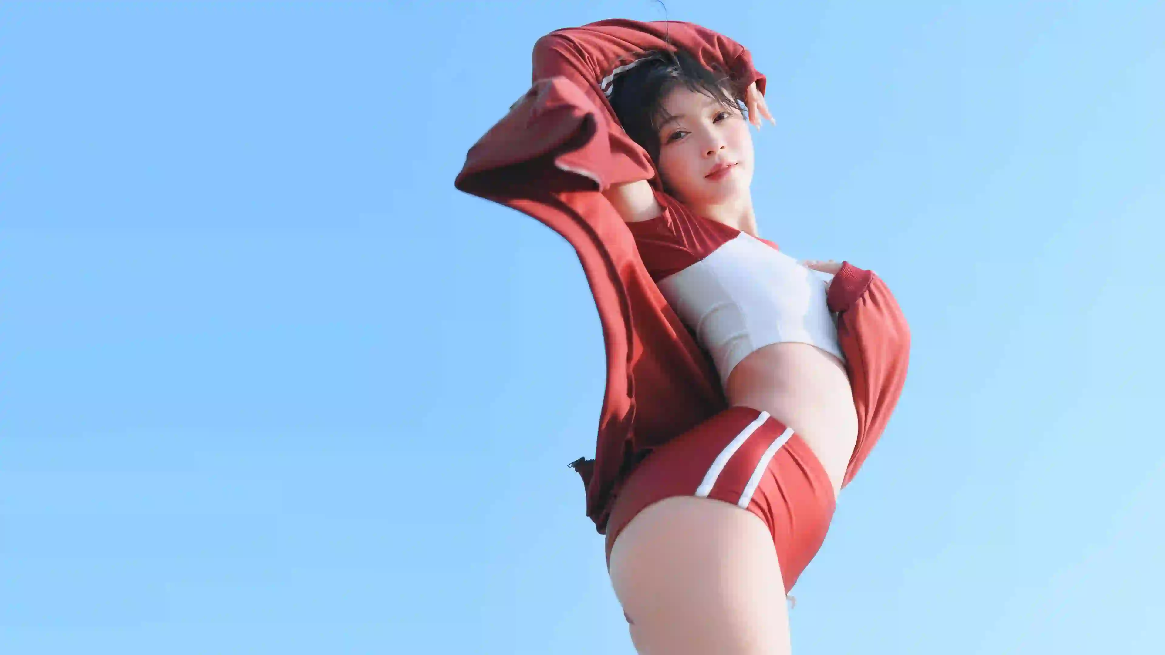 休闲穿搭 可爱女孩 户外 蓝天 红色衣服