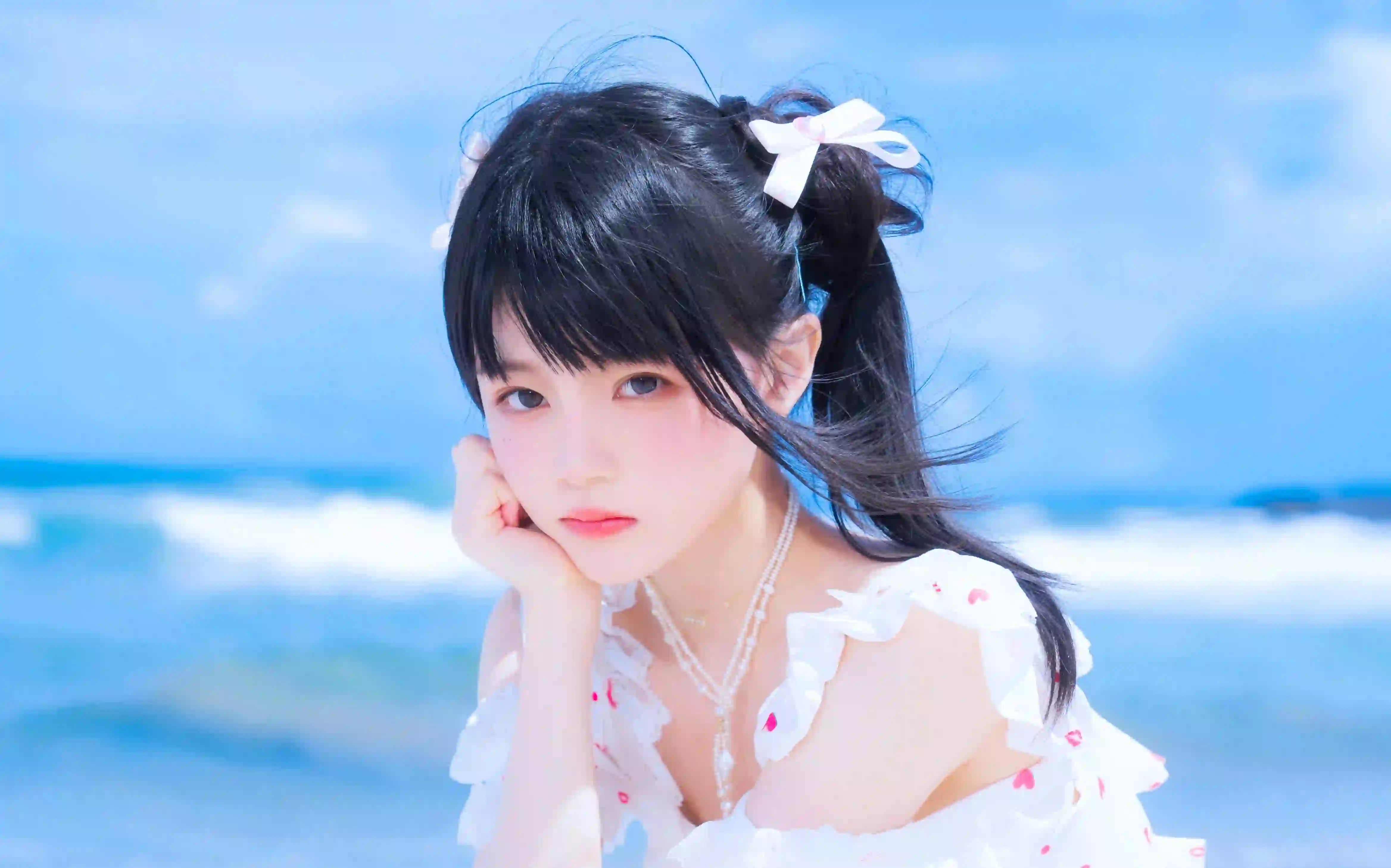 夏日炎炎 可爱碎花吊带裙女孩 海边 清纯 蓝天白云 长发