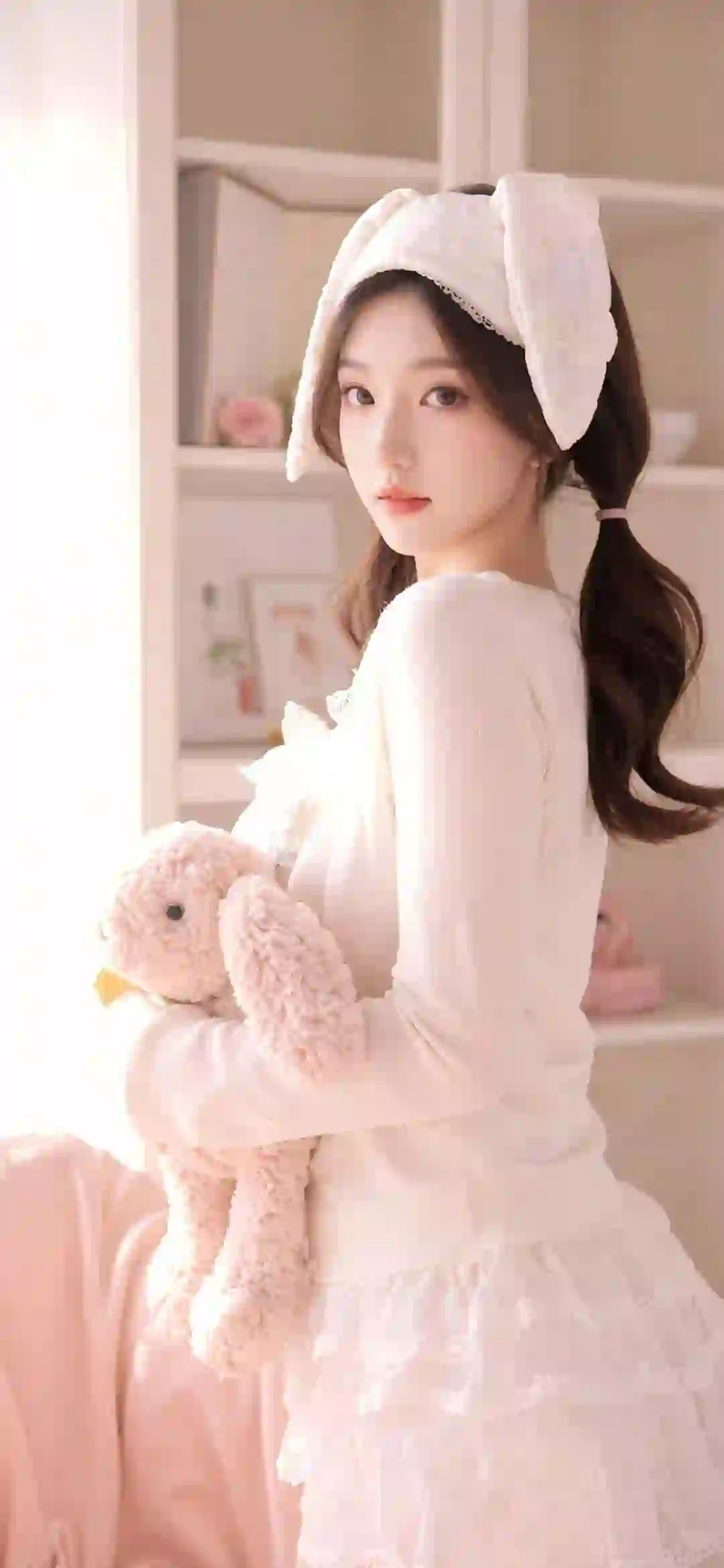 可爱女孩 可爱小熊 白色裙子