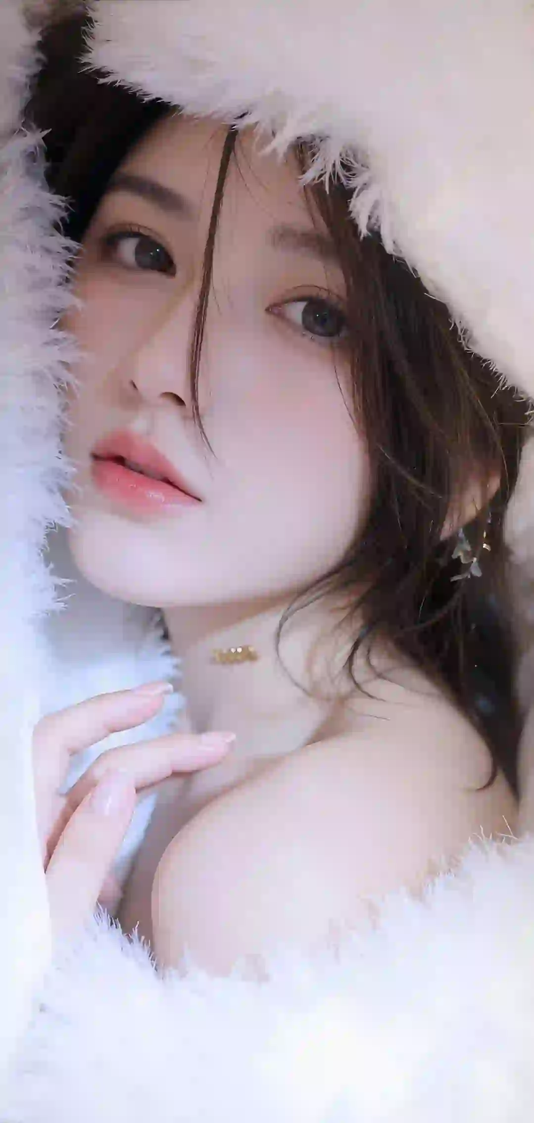 长发美女 白色帽子 白色毛绒衣服