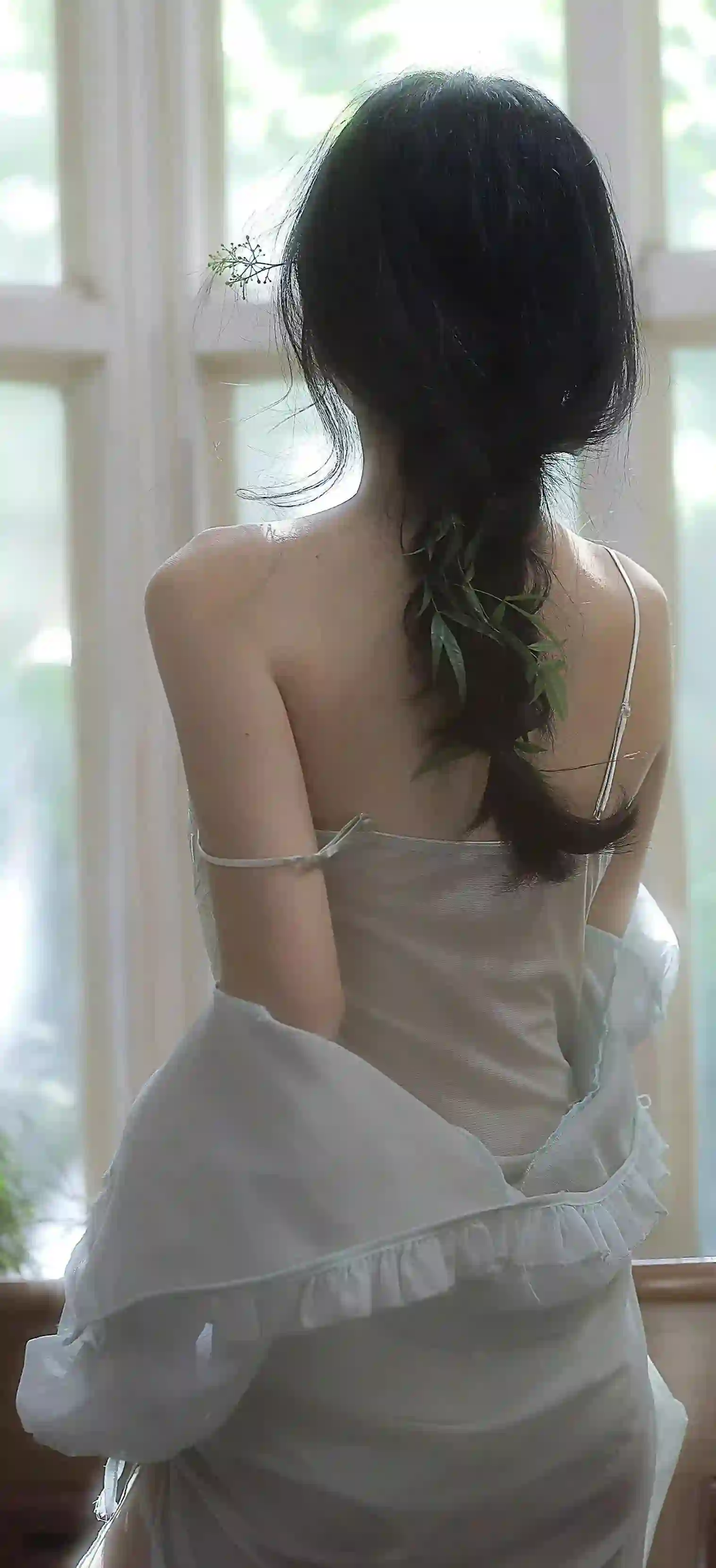 漏背穿搭 长发美女 白色长裙 吊带 背影