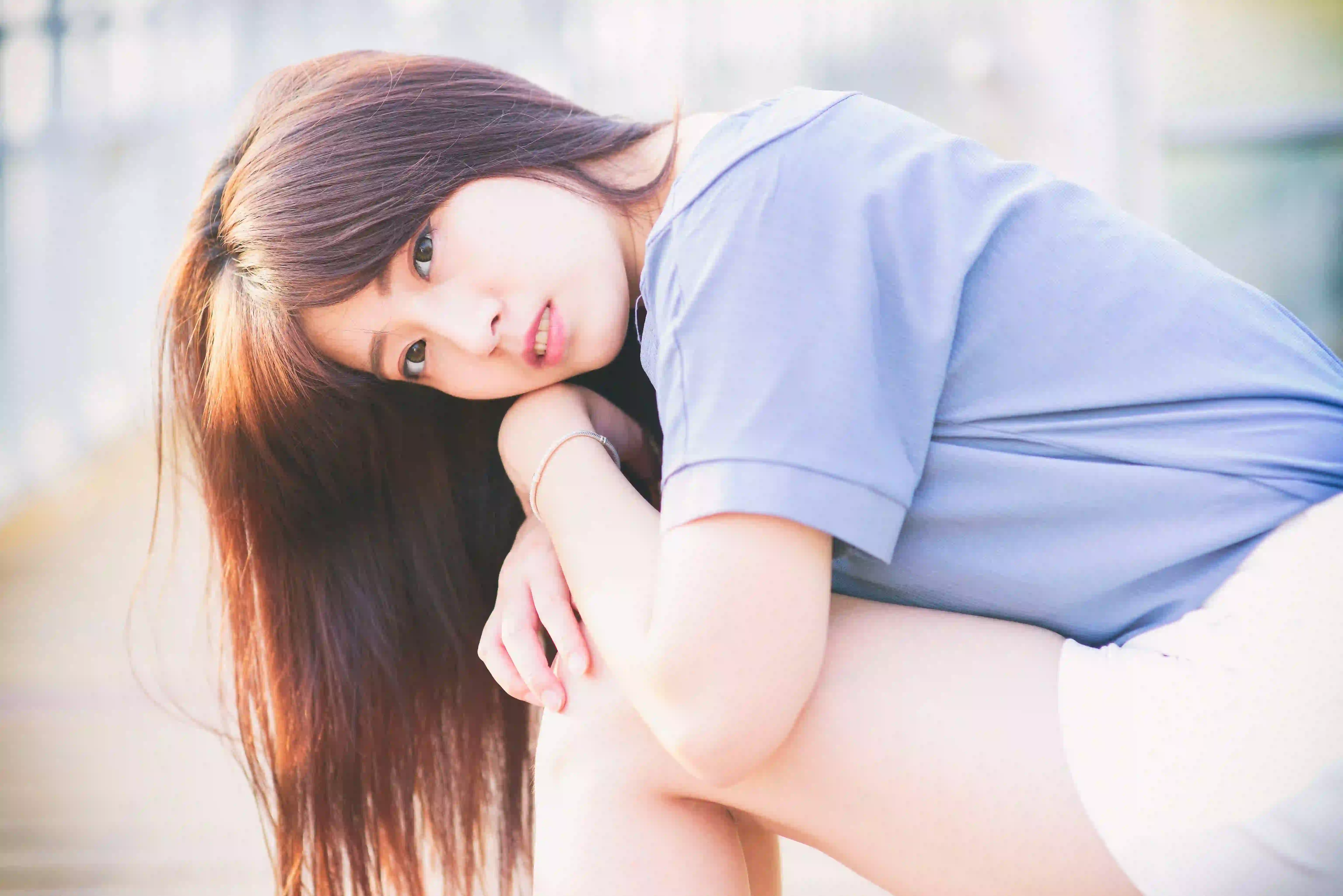 长发美女 户外写真 蓝色T恤 白色短裤