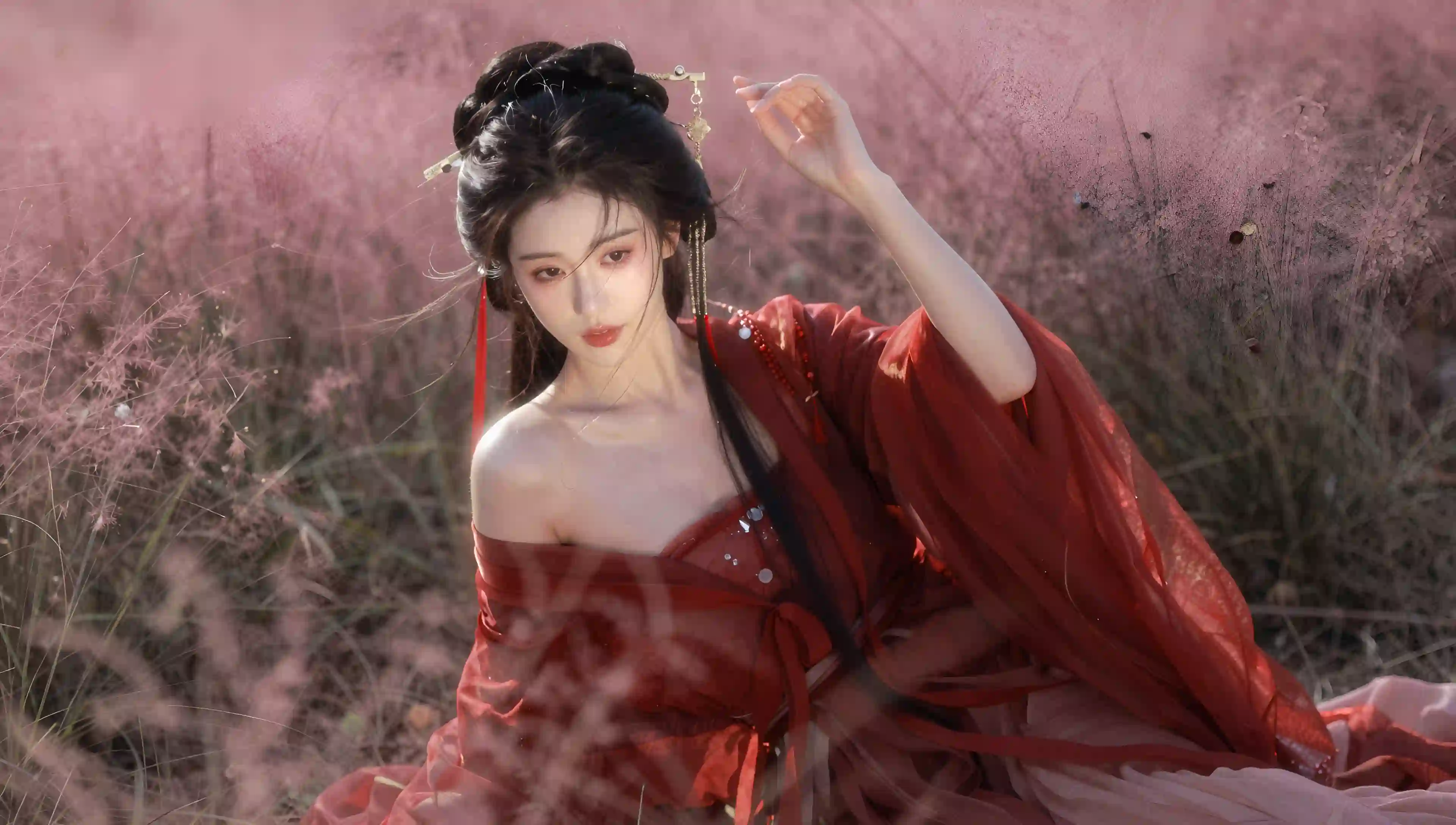 长发美女 古风汉服美女 露肩穿搭 抹胸穿搭 红色古风汉服