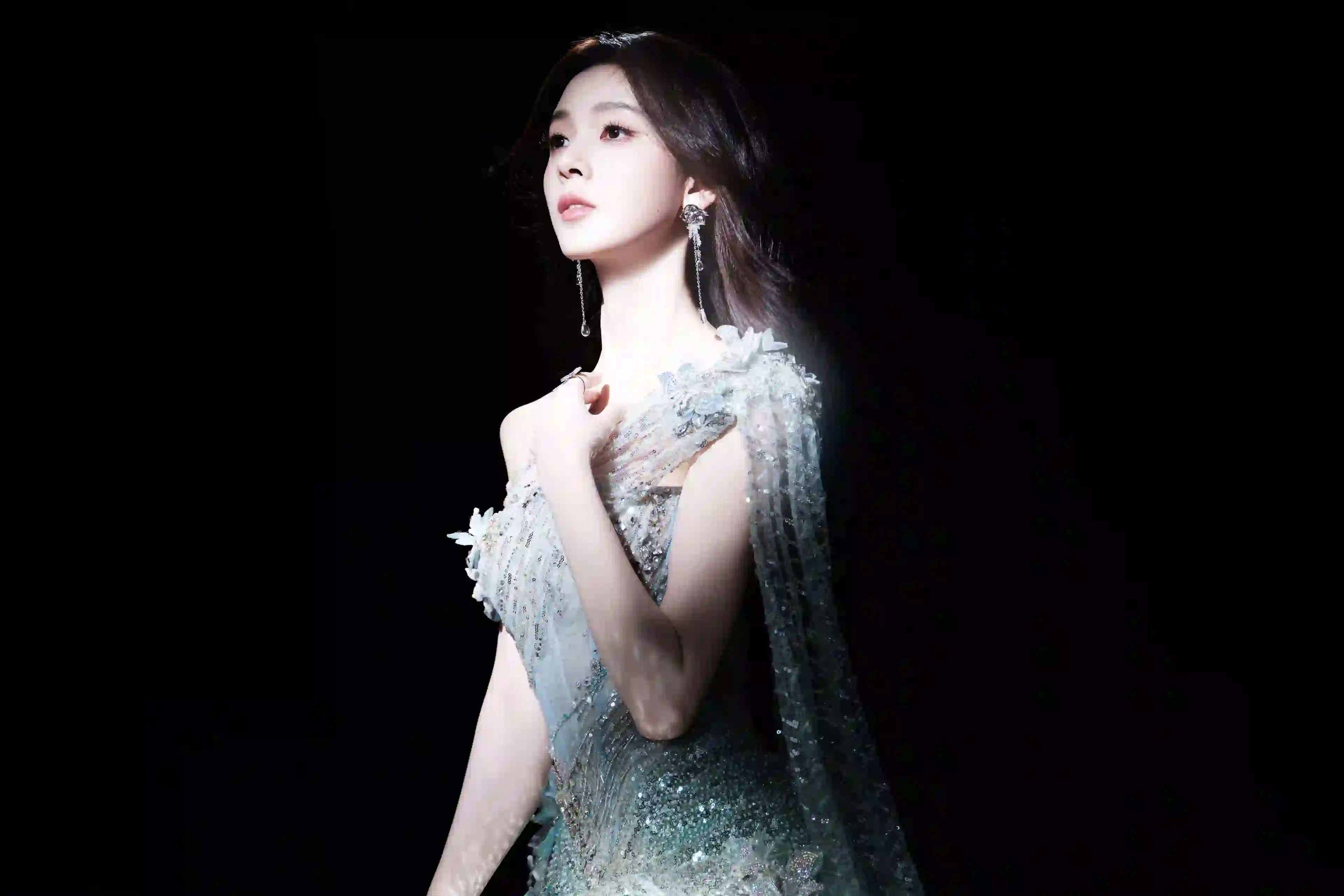 陈瑶 长发美女 闪光长裙 光影