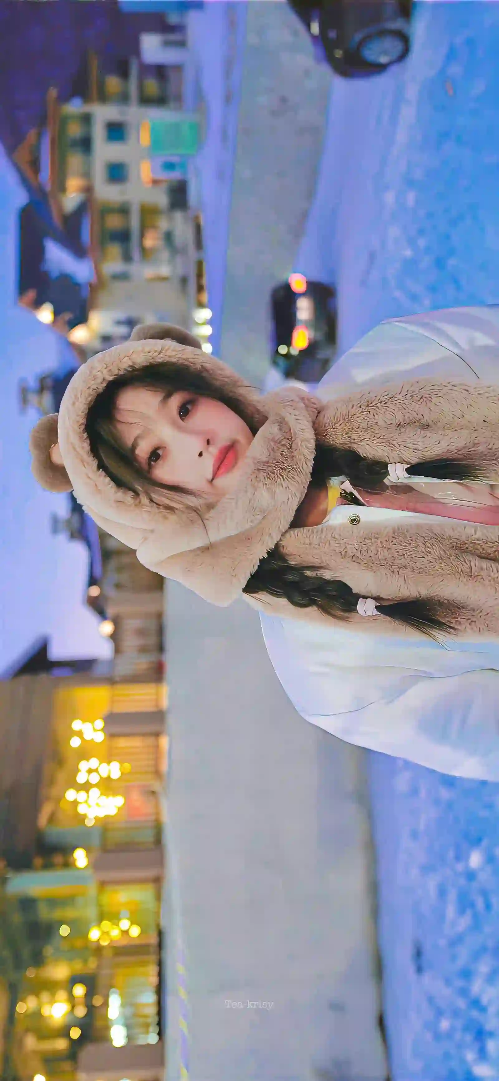 毛绒外套 少女 街拍 夜景 麻花辫 冬季 人像