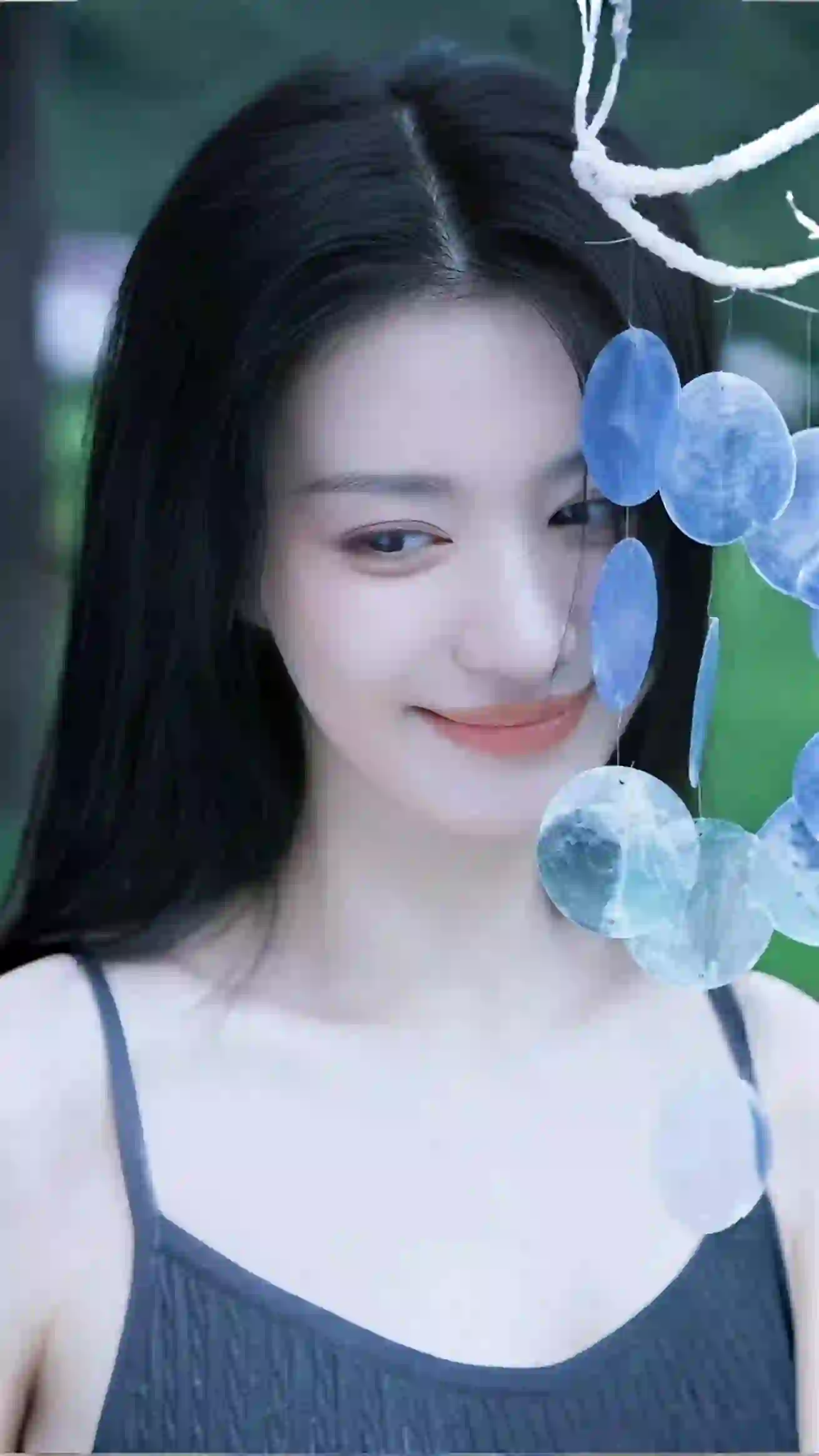 王楚然 长发吊带美女 微笑 甜美