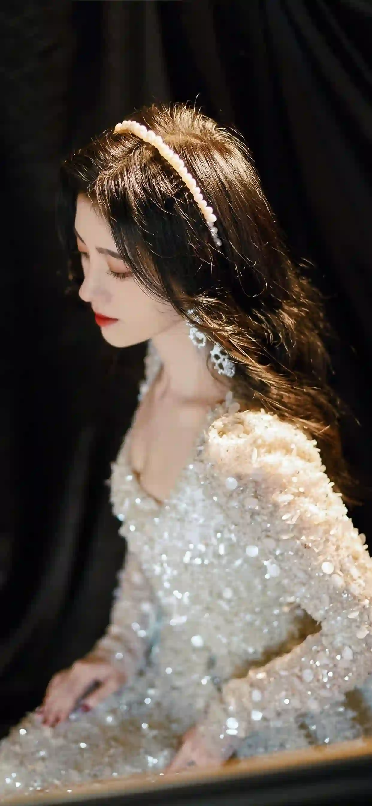 白色亮片礼服 珍珠发箍 优雅美女 闭眼 侧颜 暗调氛围 鞠婧祎