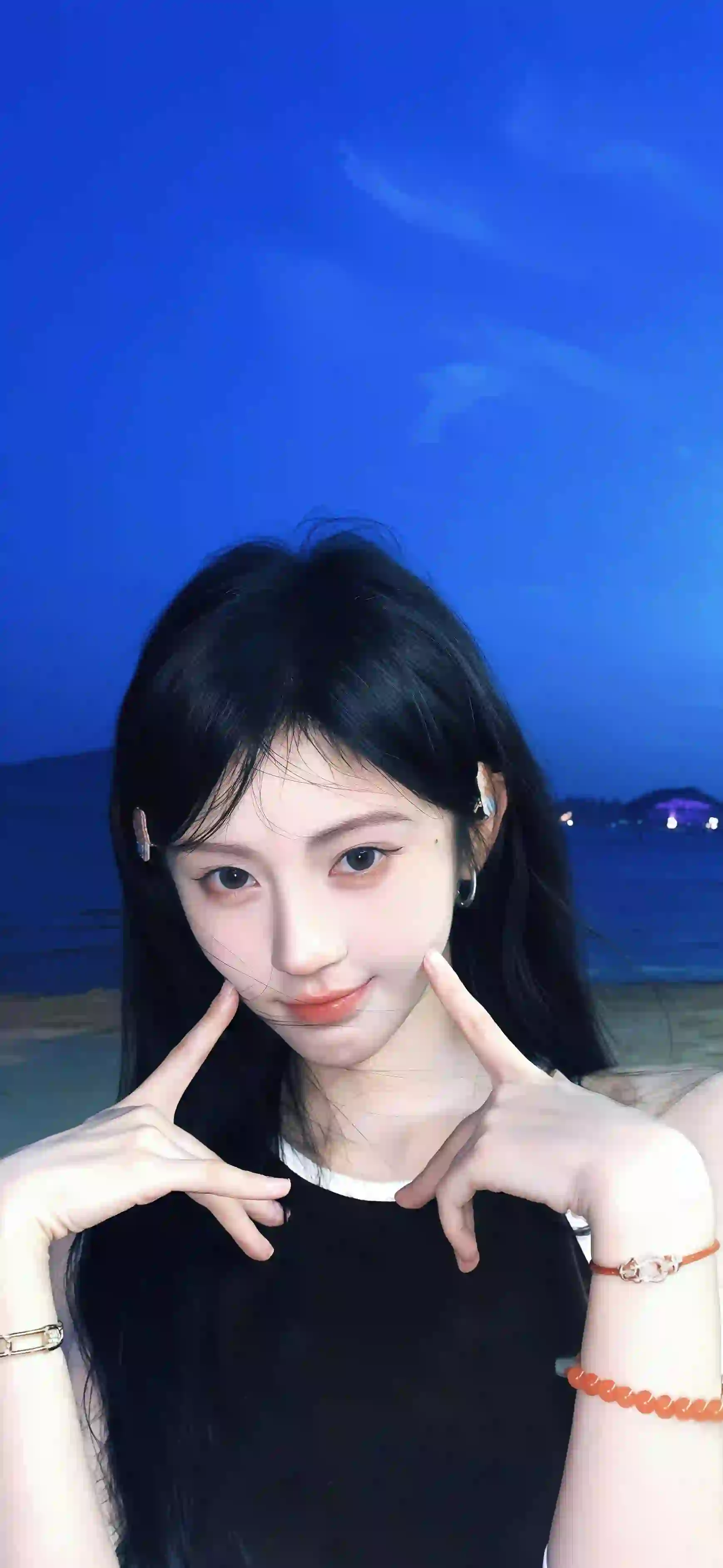 女明星 鞠婧祎 可爱表情 甜美 微笑 蓝色天空 户外 