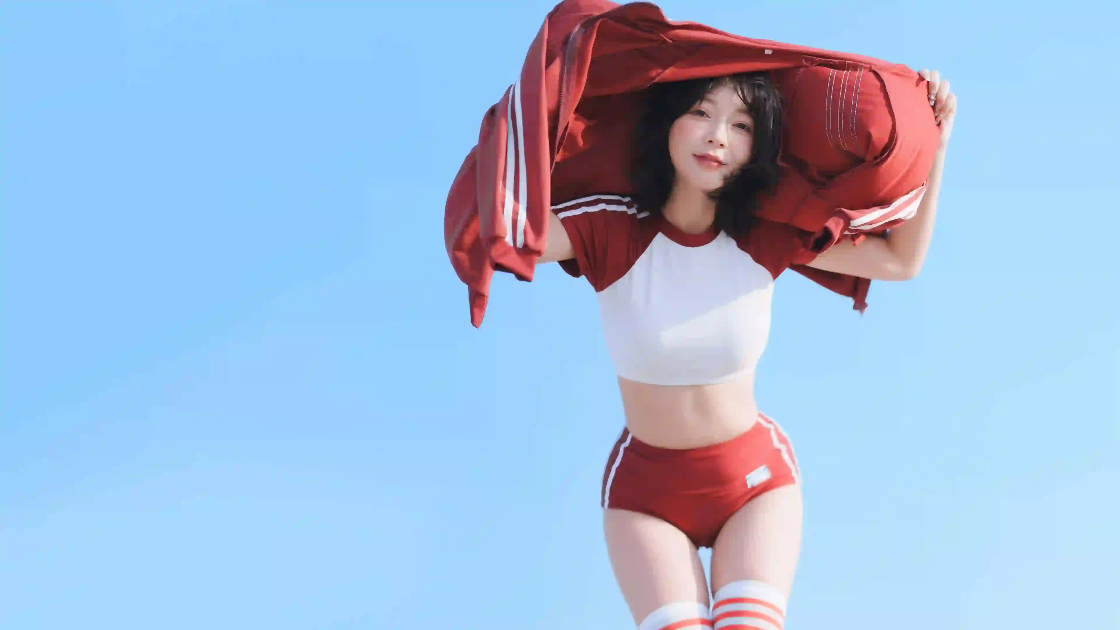 休闲穿搭 可爱女孩 户外 蓝天 红色衣服 俯视