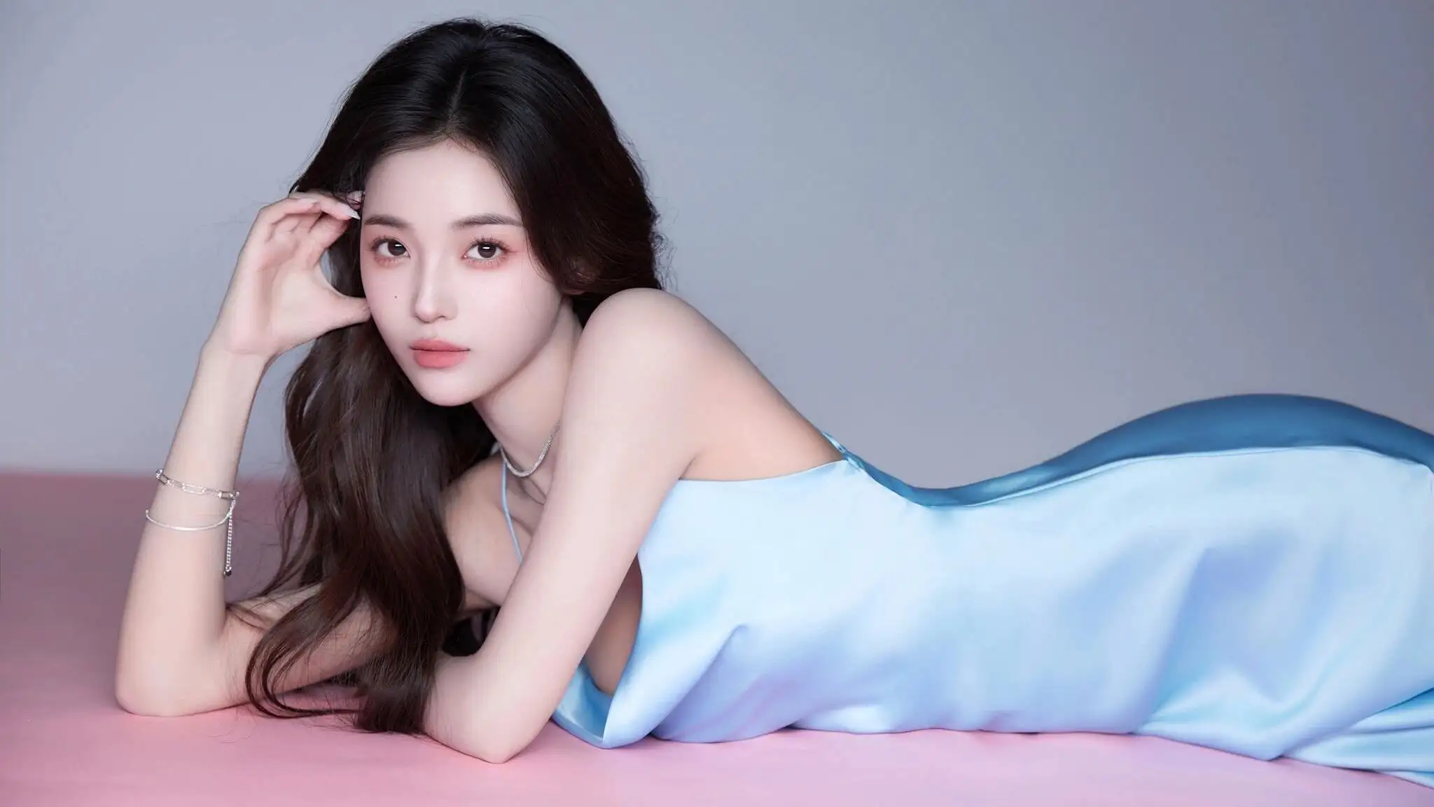 睡裙美女写真壁纸