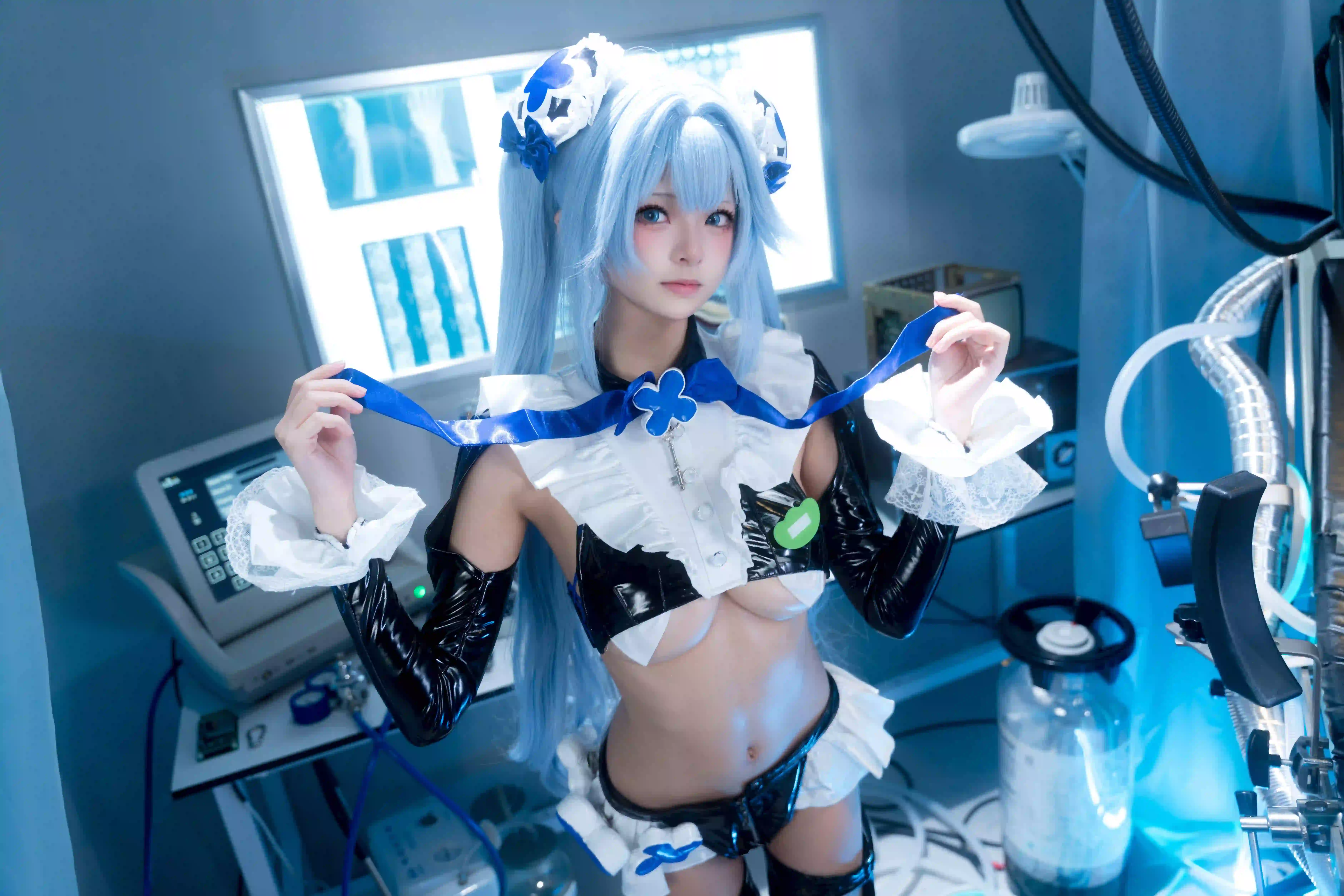 蓝发皮衣 可爱美女 coser 黑色皮裤