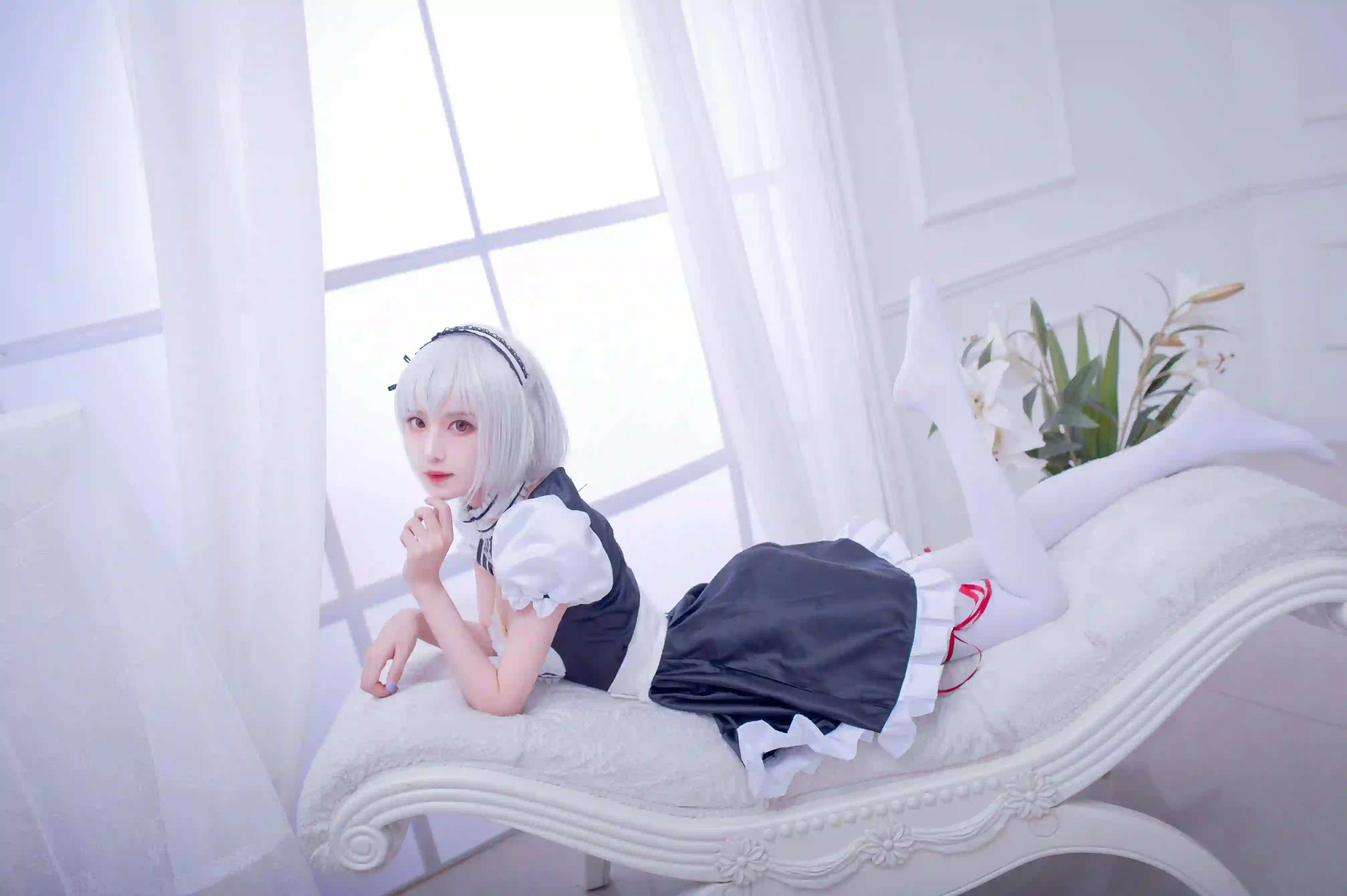 女仆装 cosplay 银发少女 室内写真 白色窗帘 梦幻