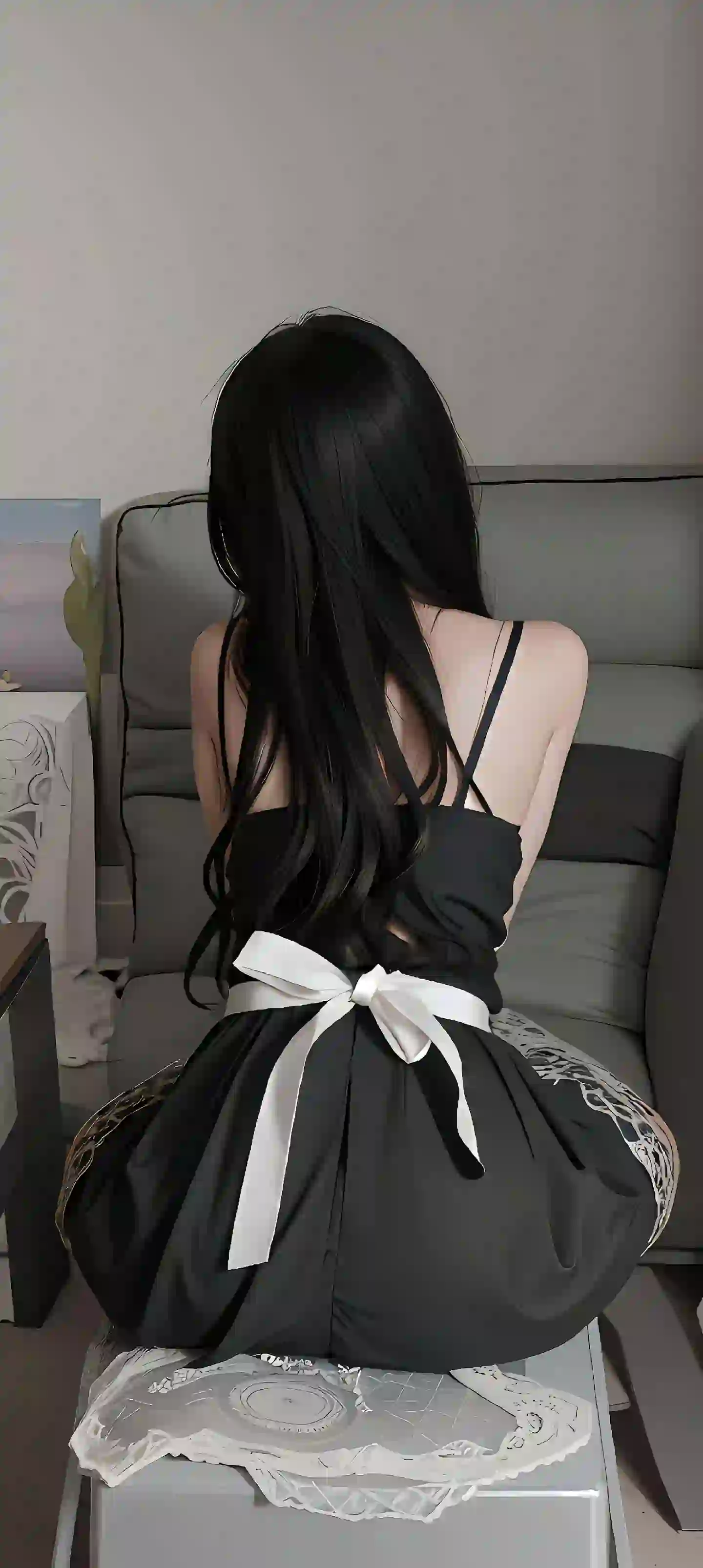 性感美女 背影 吊带美女 黑色长裙美女 居家