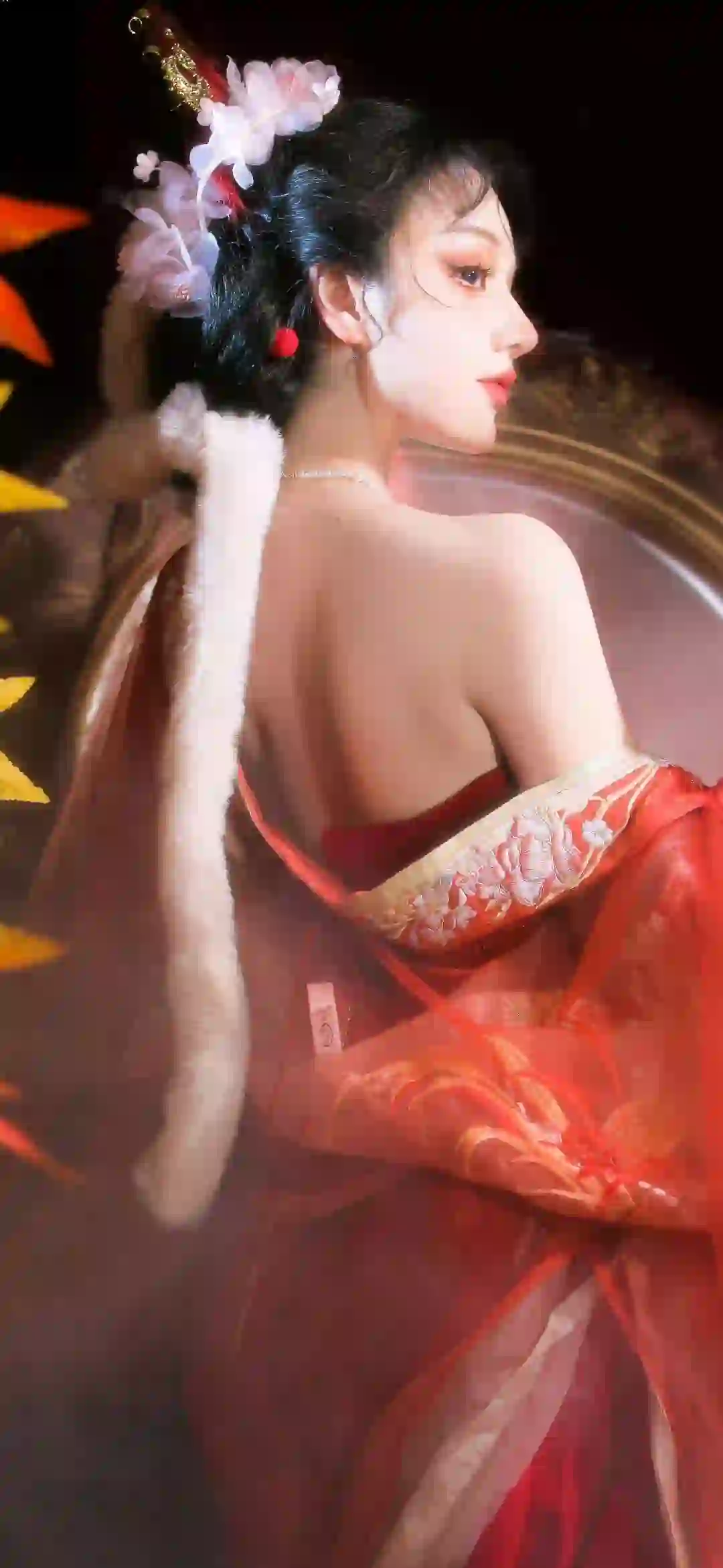 美女 长发美女 狐狸 漏背装 红色长裙 汉服美女