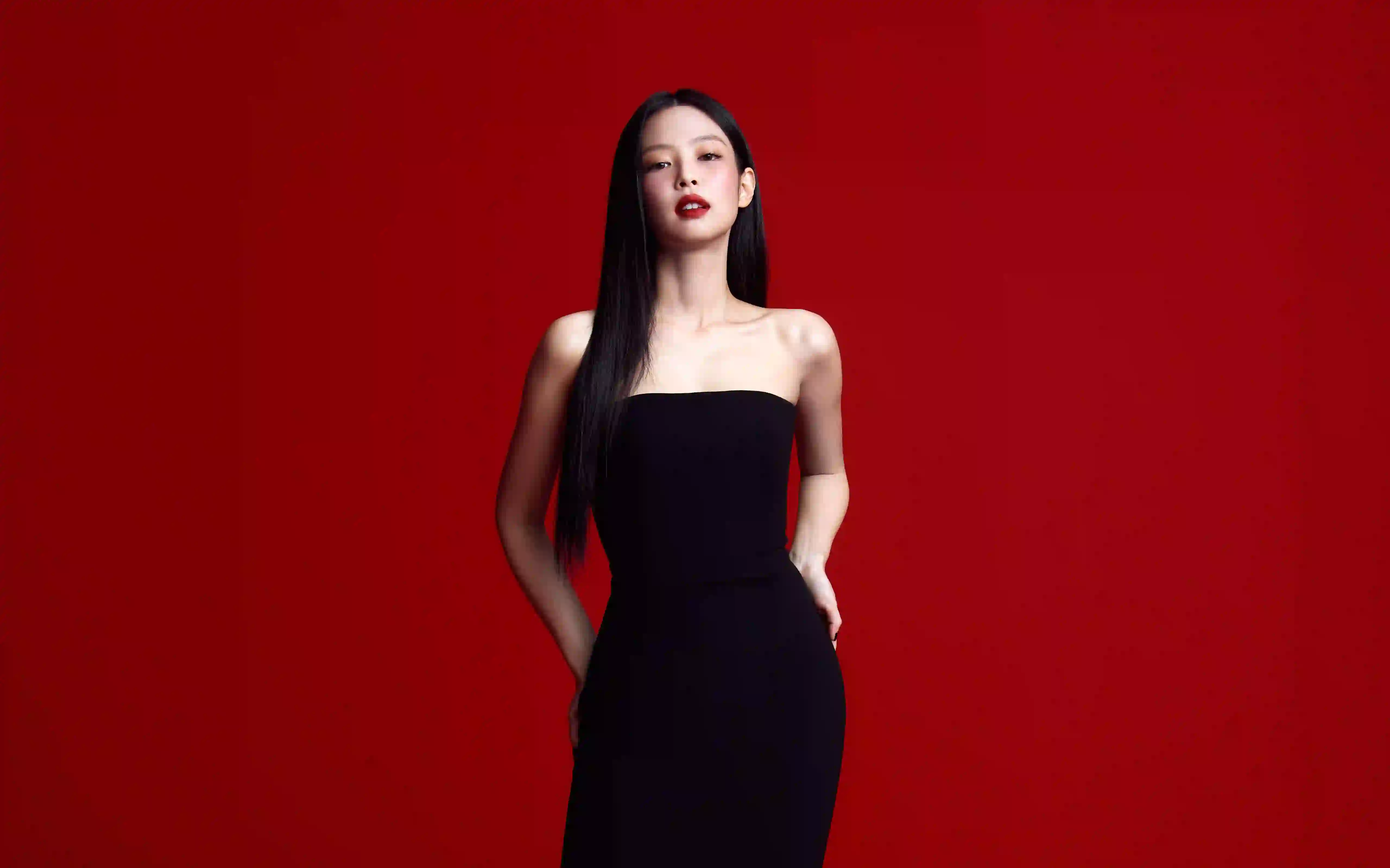 JENNIE 黑色抹胸长裙美女 性感美女 红色背景