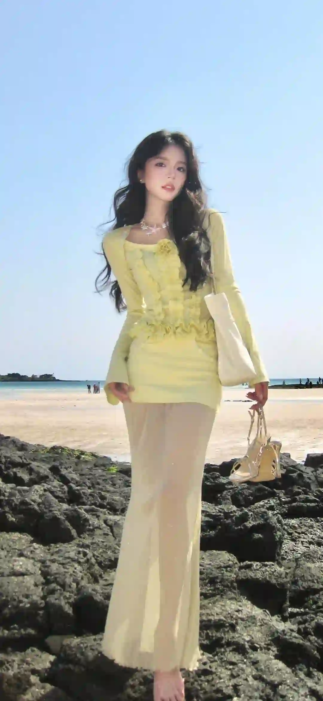 身着黄色长裙美女 长腿美女 长发 户外 海