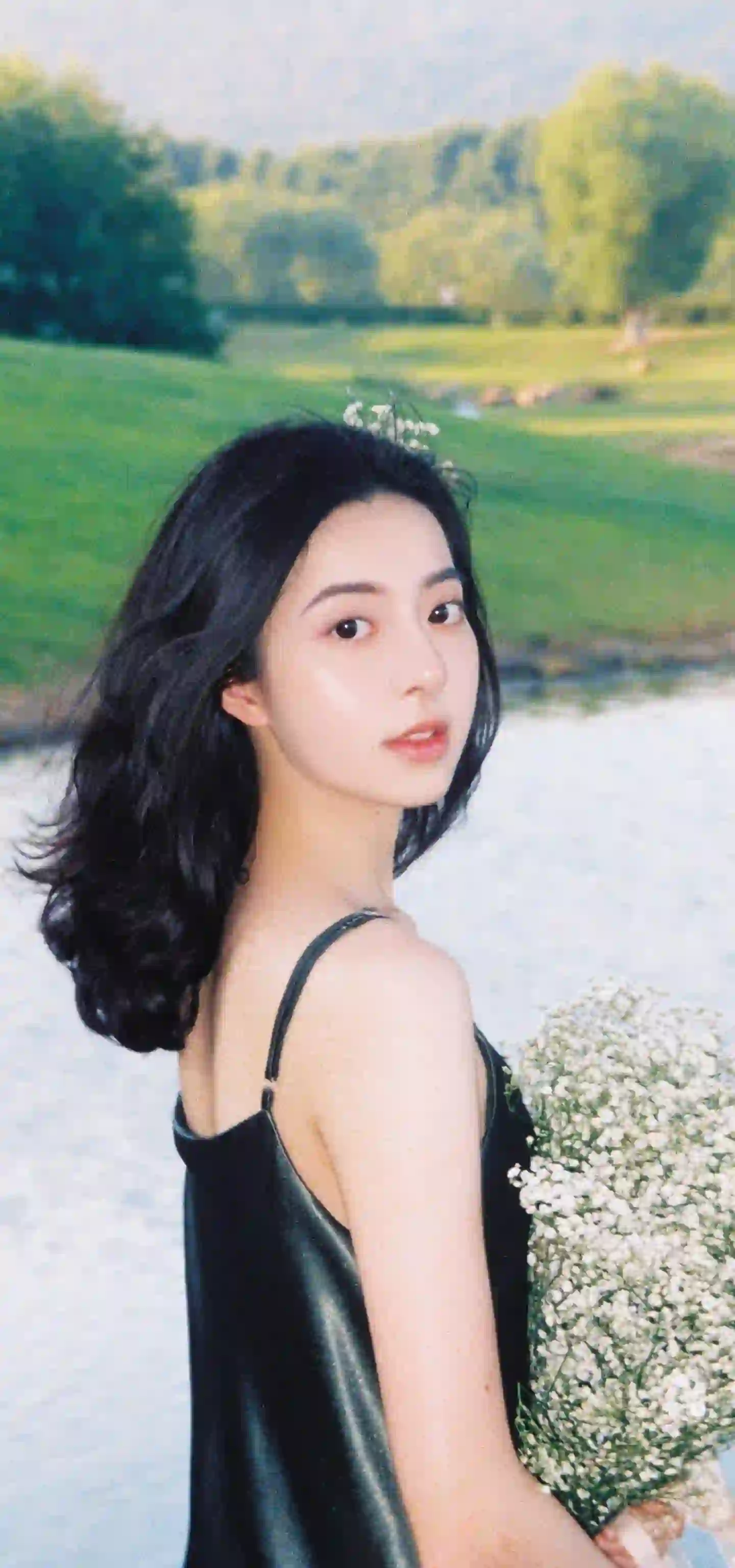 回眸 长发吊带美女 黑色裙子 手捧鲜花