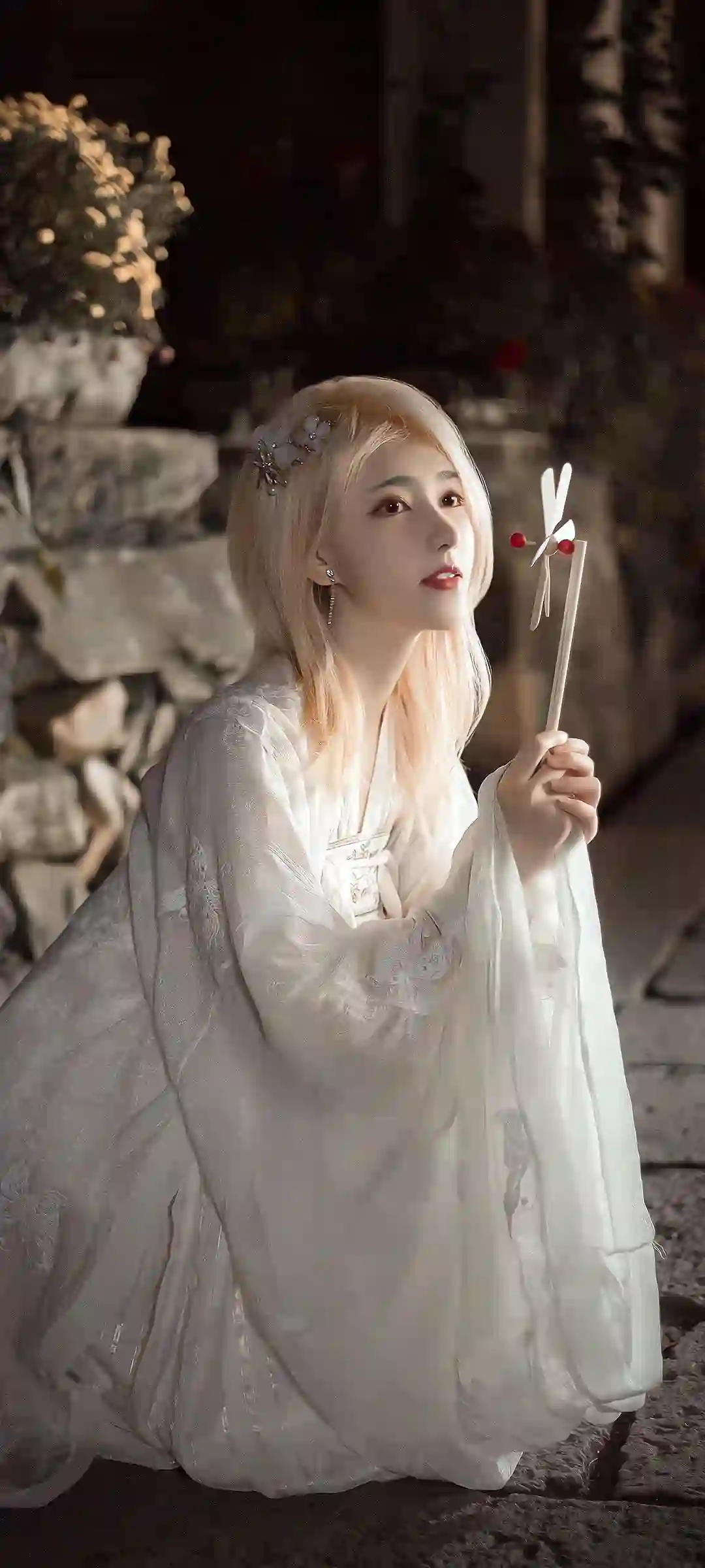 可爱白裙美女 手拿小风车 