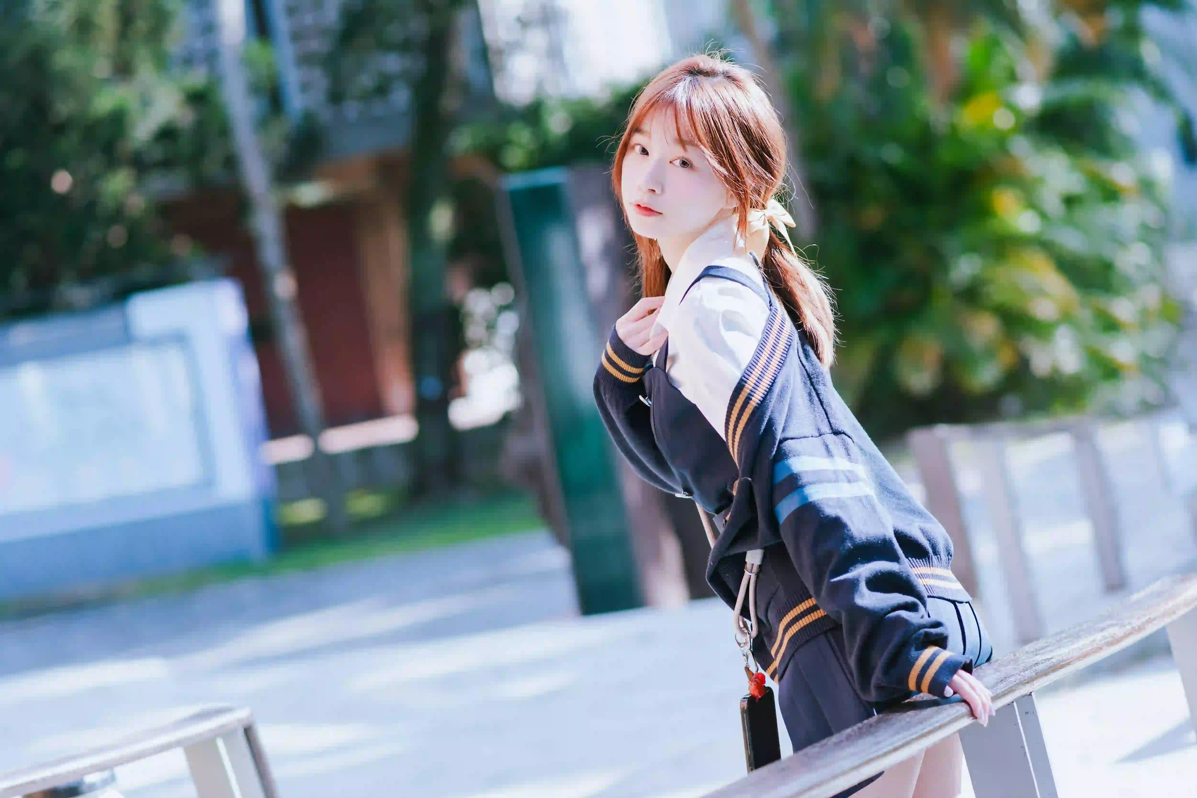 jk穿搭 户外 阳光 清纯甜美女孩 依靠栏杆