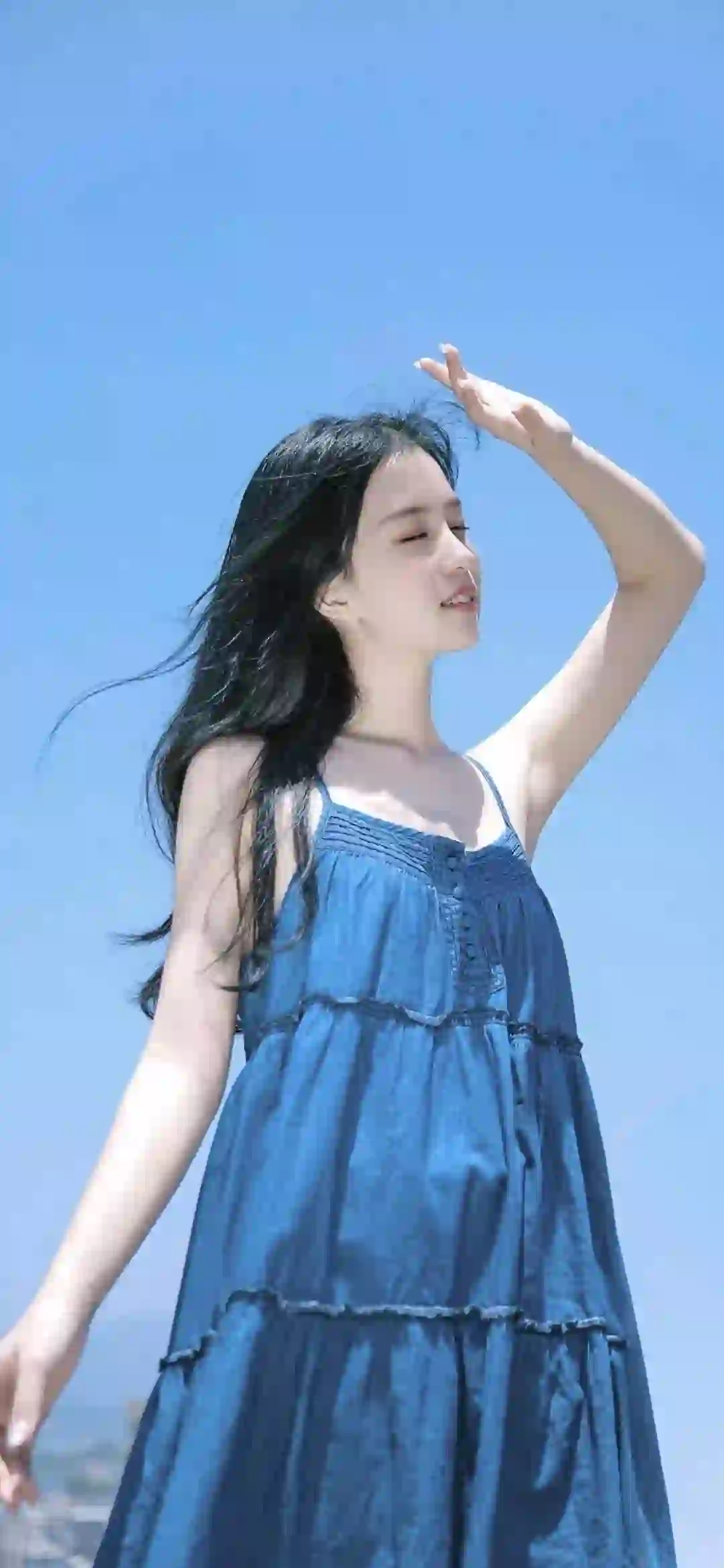蓝色长裙女孩 蓝色天空 吊带裙