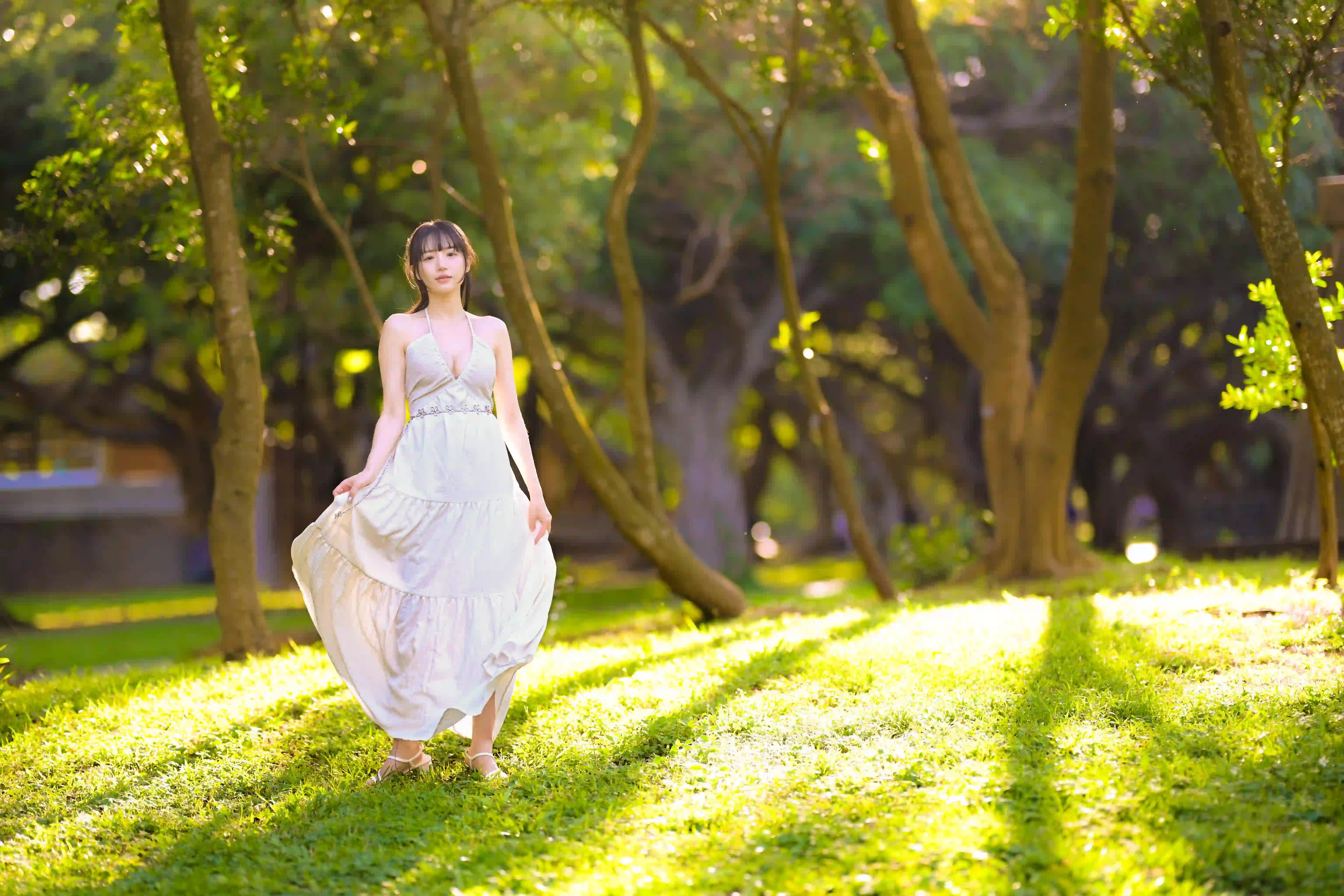 美女 自然 阳光明媚 碎花裙 森林