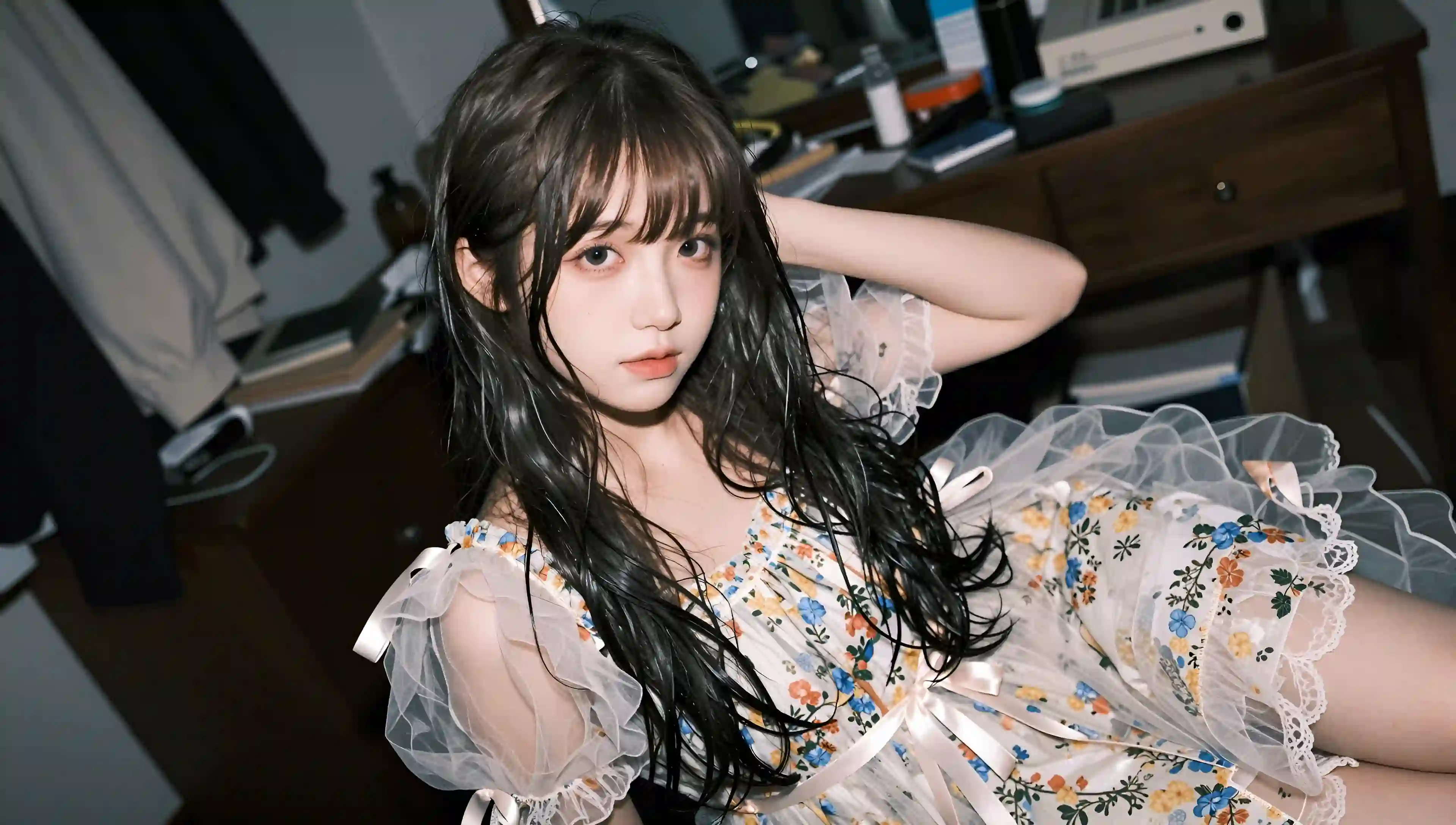 唯美少女 室内写真 花纹连衣裙 慵懒姿势