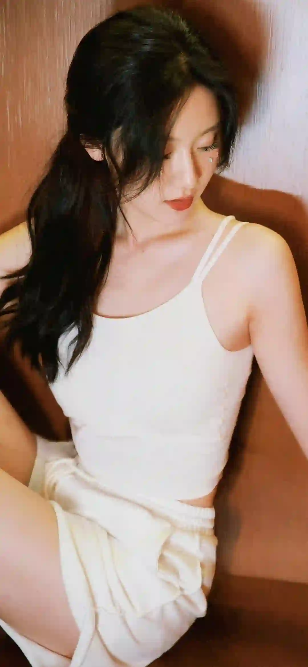 白色吊带 清纯美女 居家写真