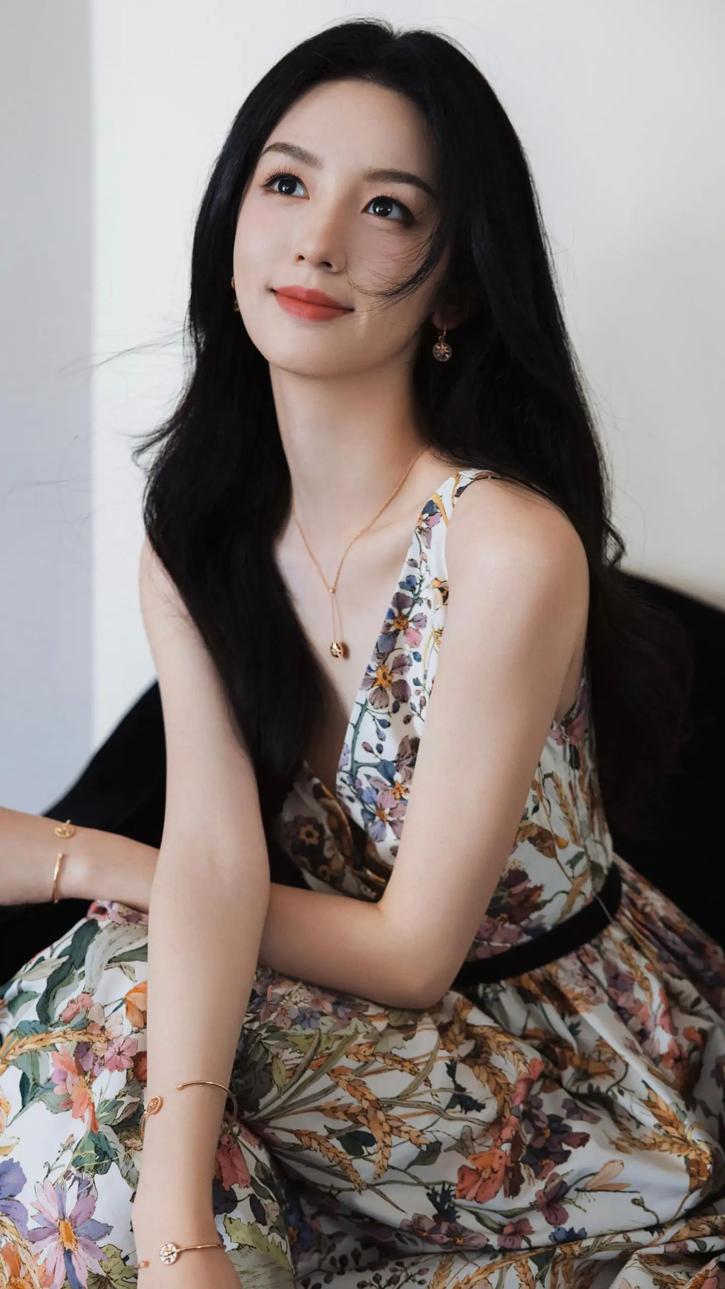 沙发上，美丽动人的周也花裙穿搭手机壁纸图片