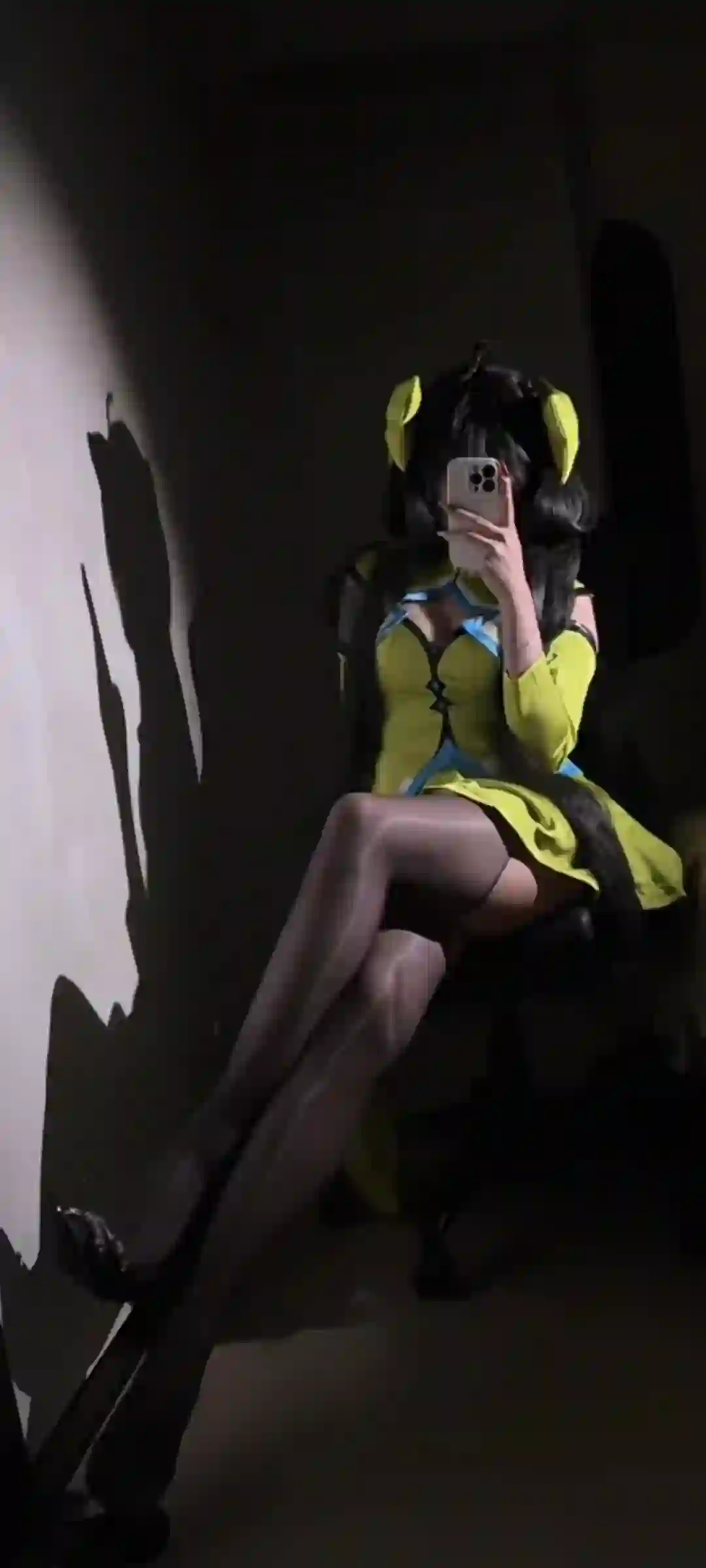 COS少女 黄色旗袍 暗调光影 自拍 长腿