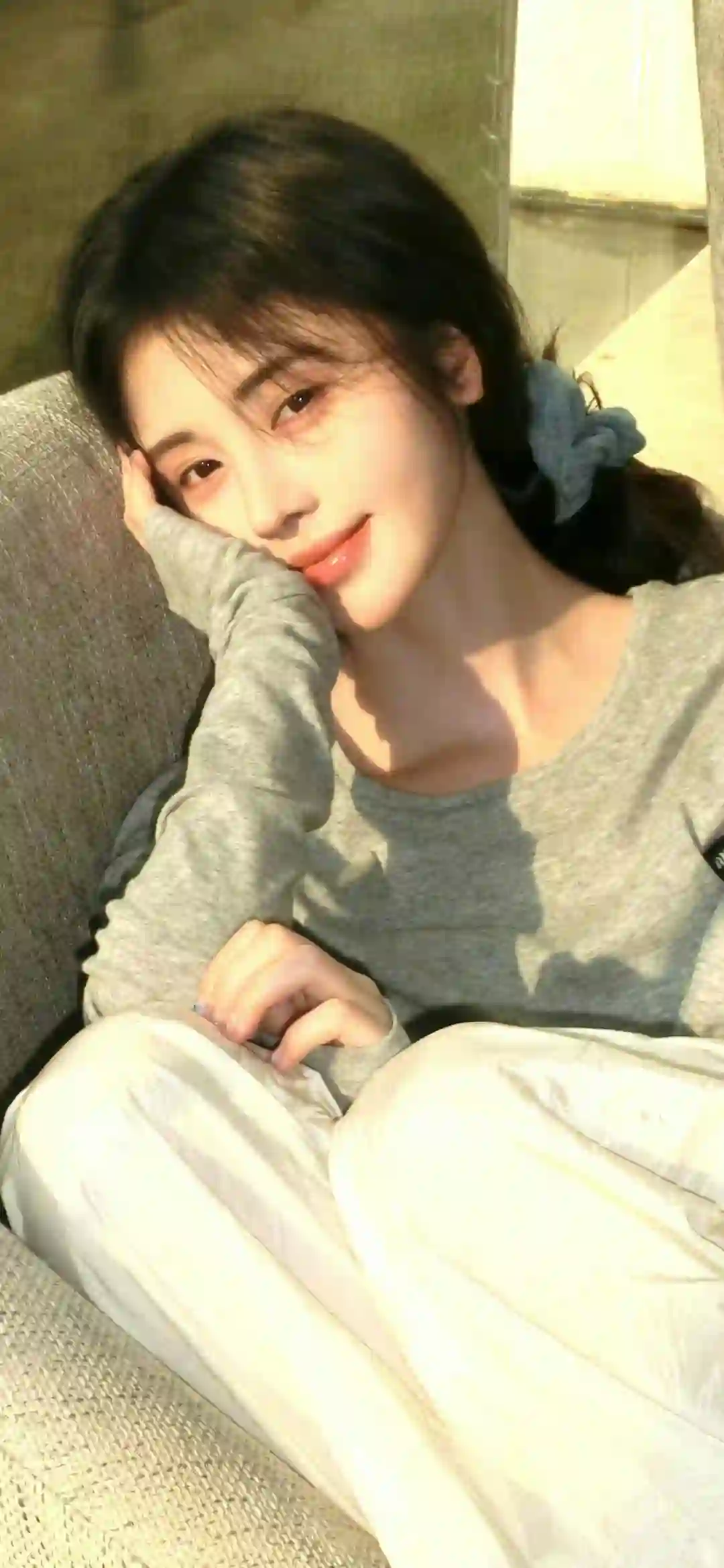 美女明星壁纸 鞠婧祎 沙发上的可爱女孩 