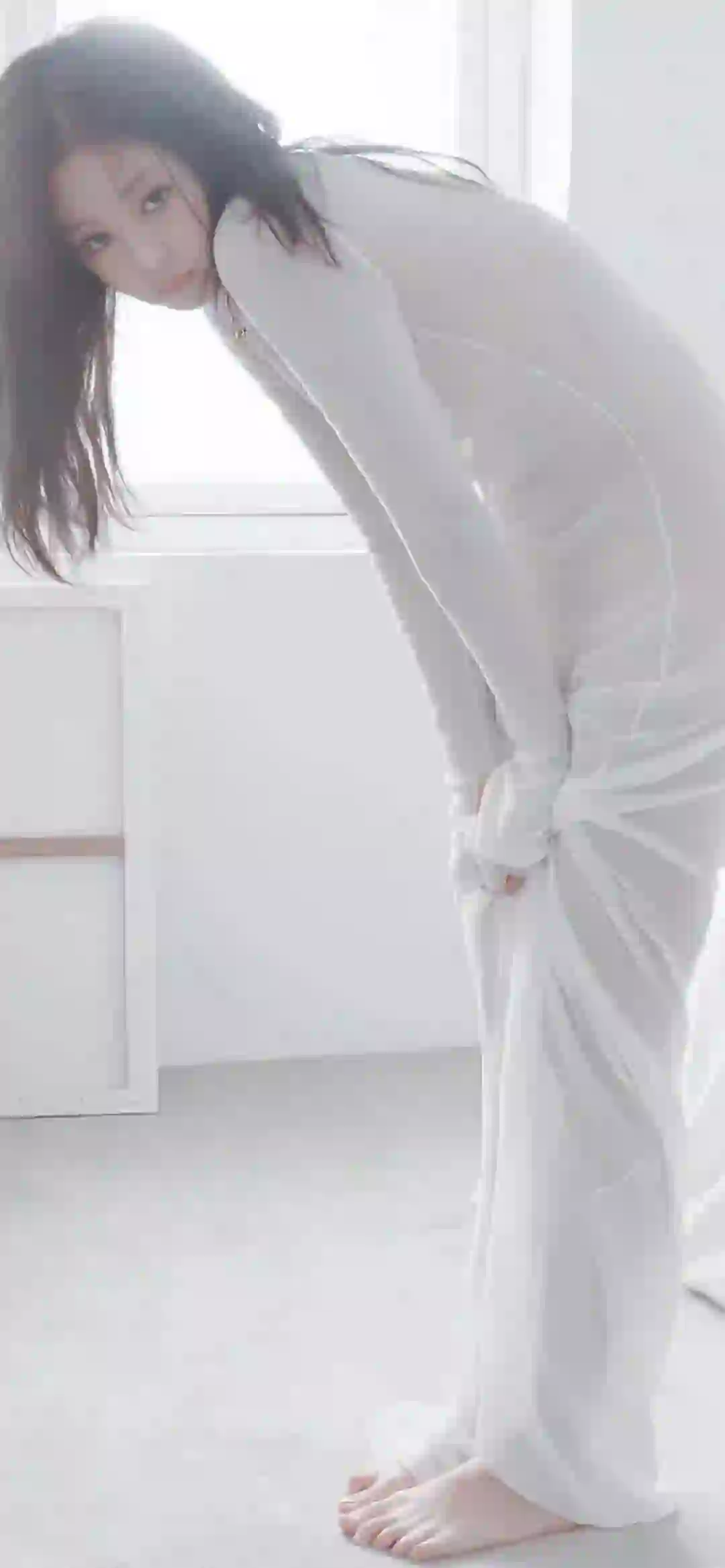 长发美女 白色衣服 白色裤子 居家写真