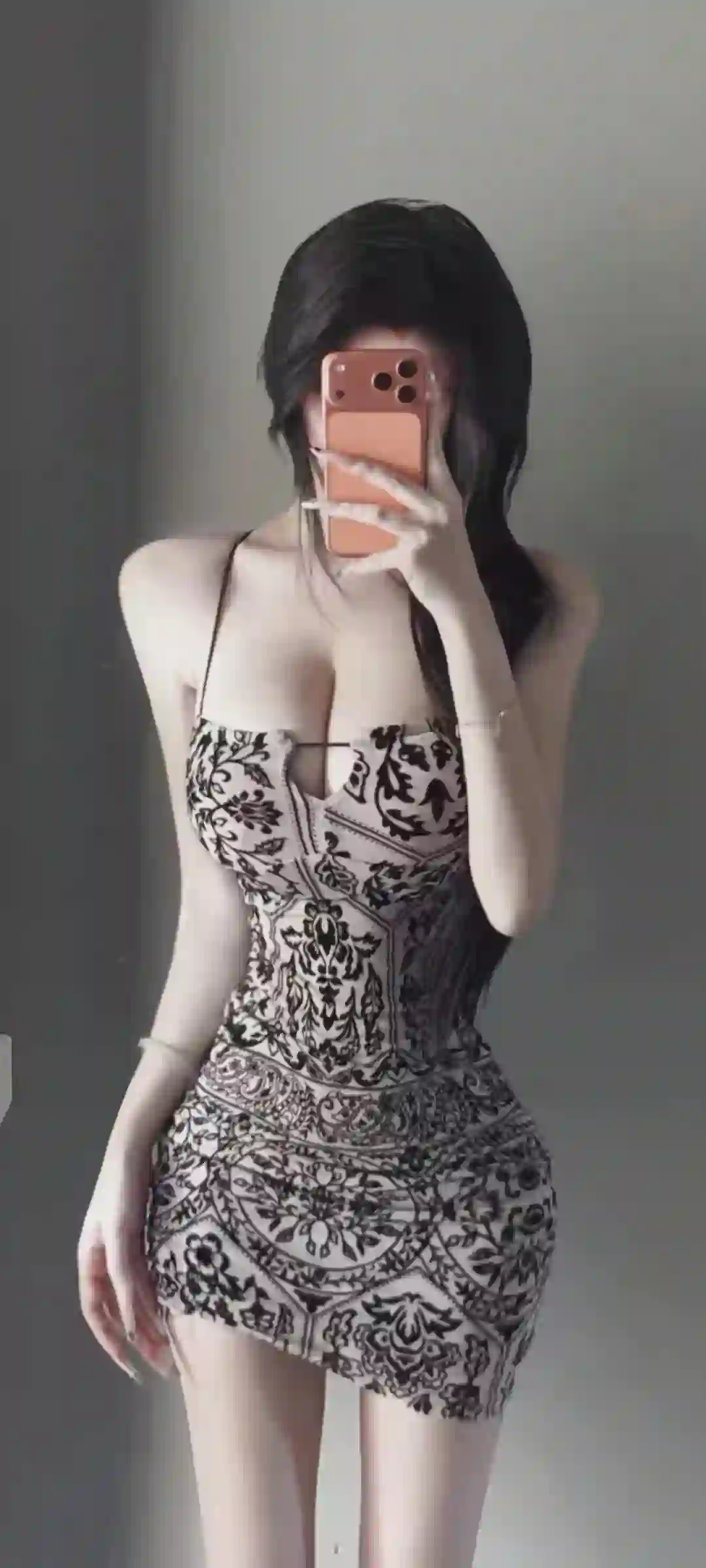 黑白色印花吊带裙 美女对镜自拍 手机遮脸 简约背景