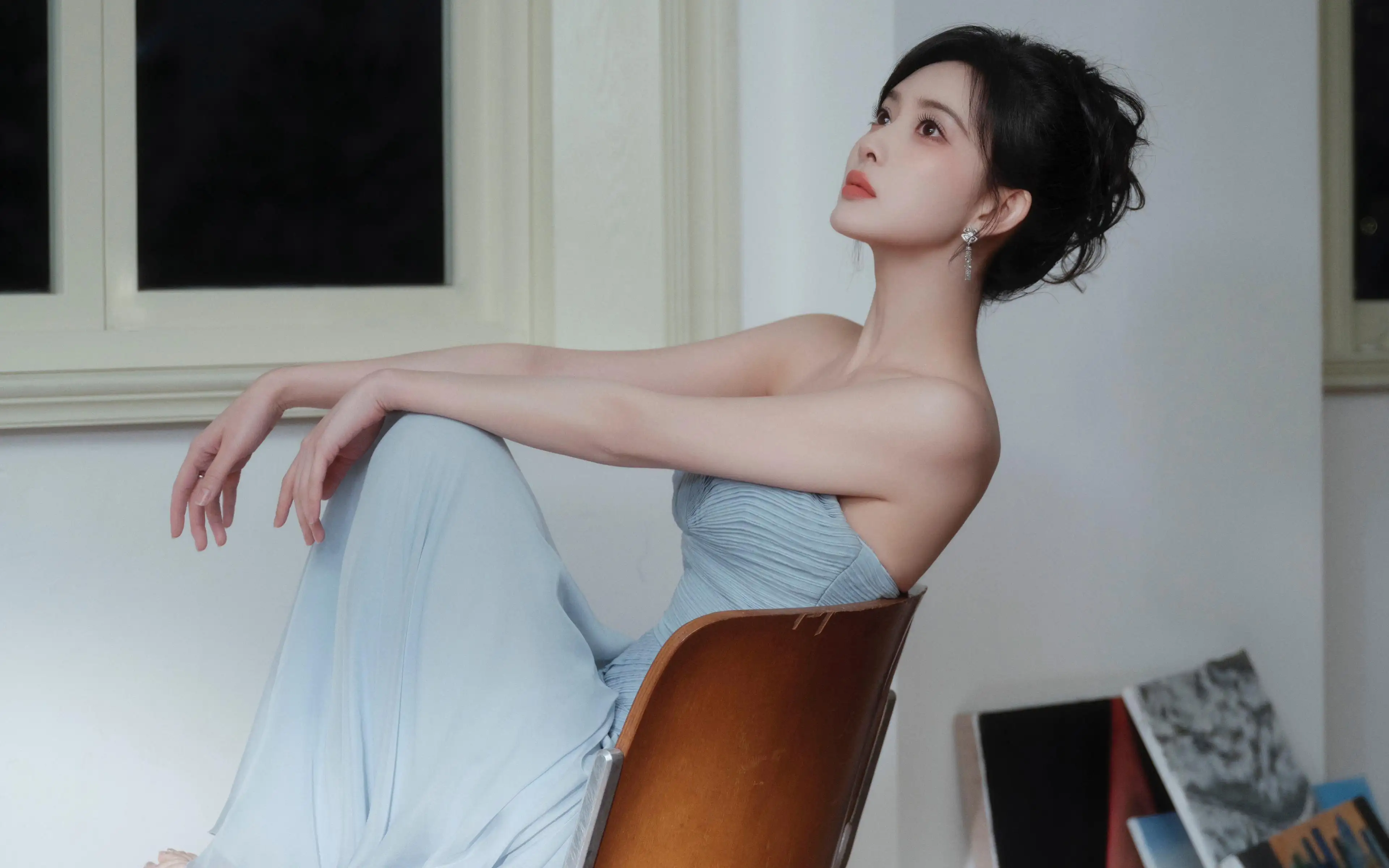 蓝色抹胸长裙美女孟子义