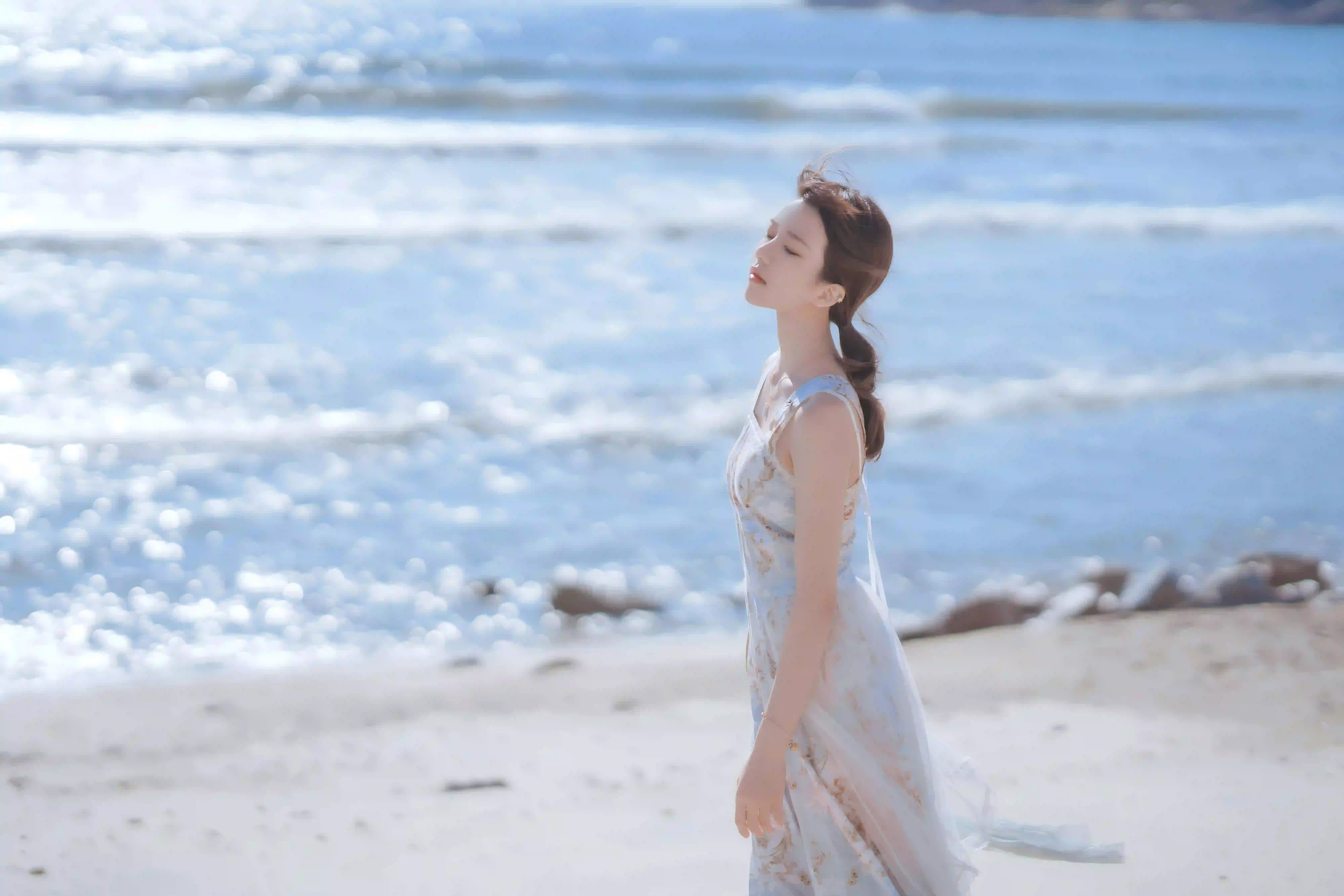 夏日 海边少女 长发美女 光斑 波纹