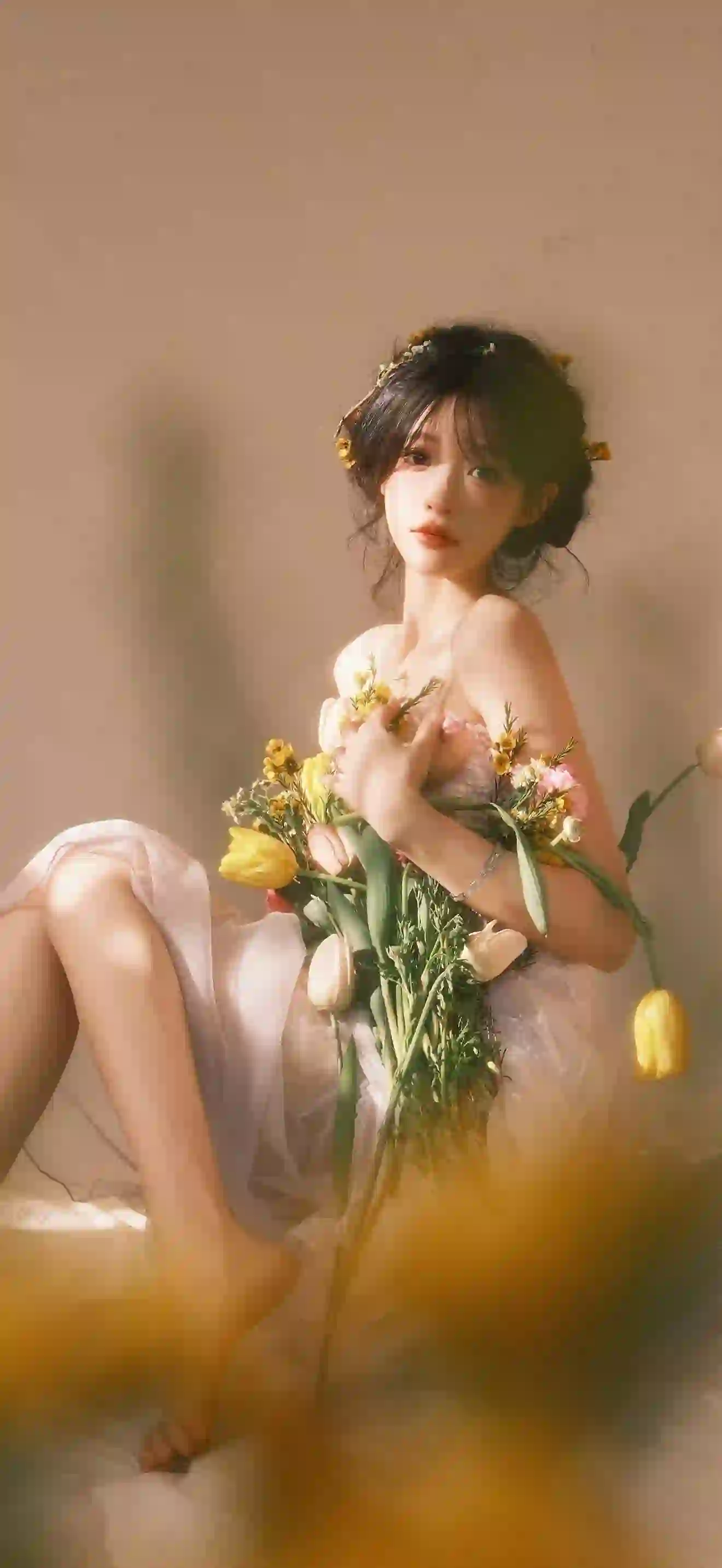 长发清纯美女 白色婚纱 手捧鲜花 白裙 长腿美女
