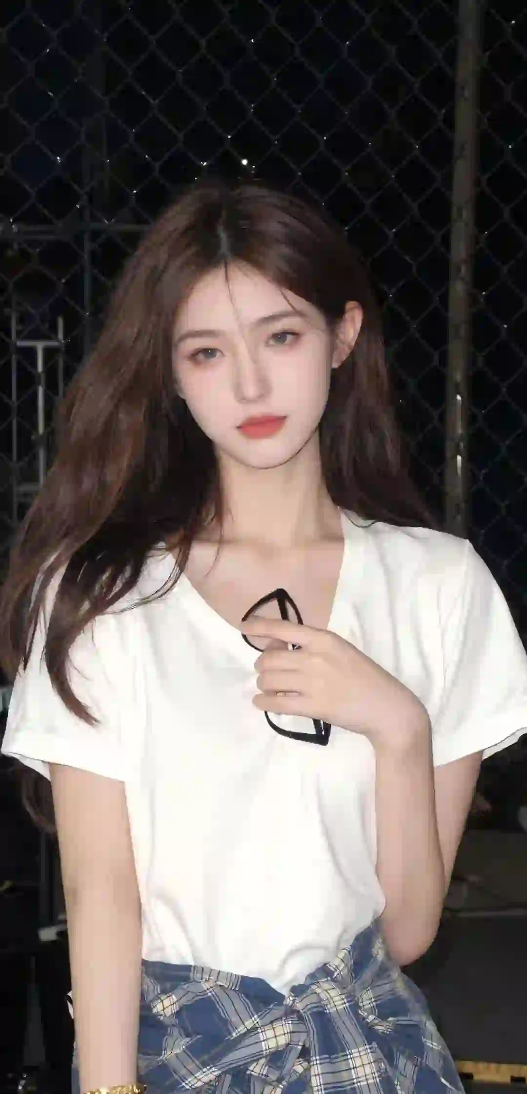手拿眼镜的长发jk美女 户外