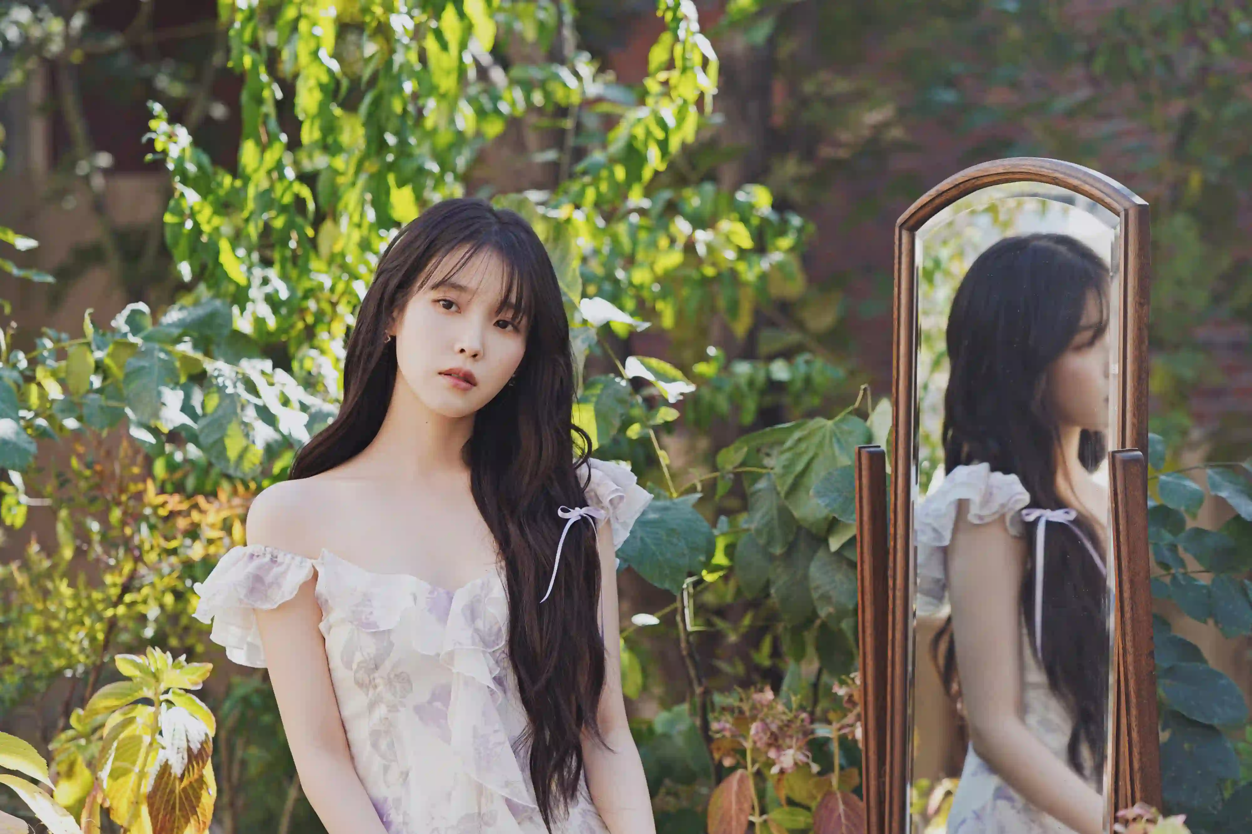长发美女 美女明星 李知恩 IU 清纯美女 抹胸穿搭 性感 镜子