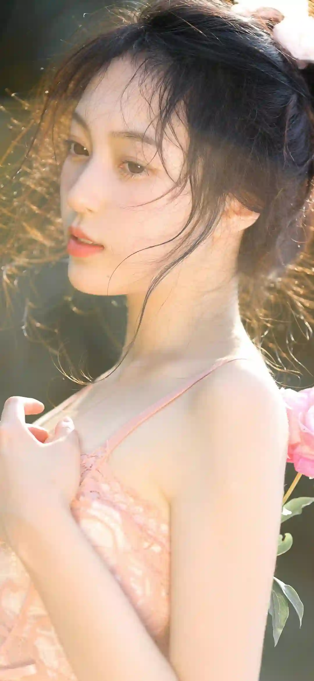 拿着玫瑰花的长发性感吊带美女 户外 阳光