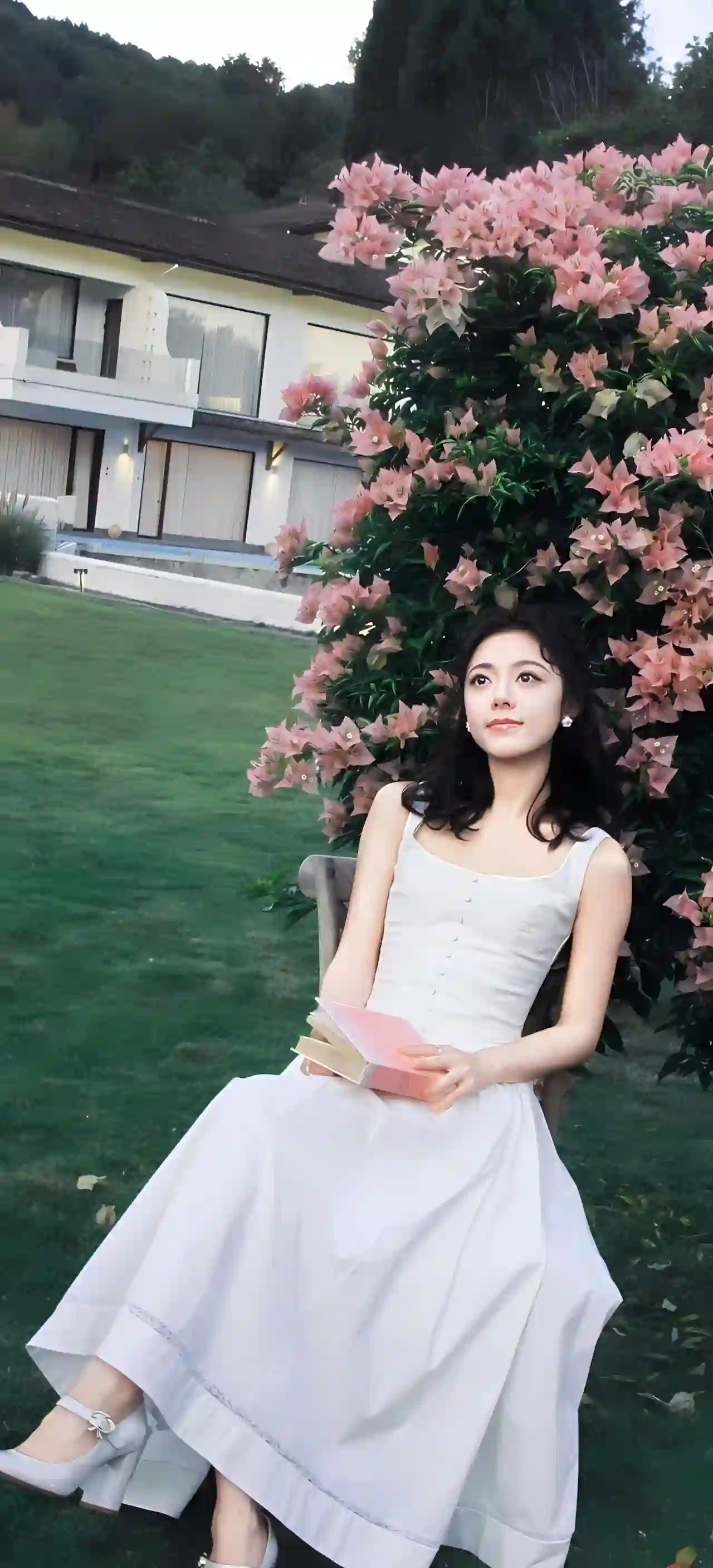白裙美女 花丛阅读 优雅人像 清新户外 现代别墅 赵今麦
