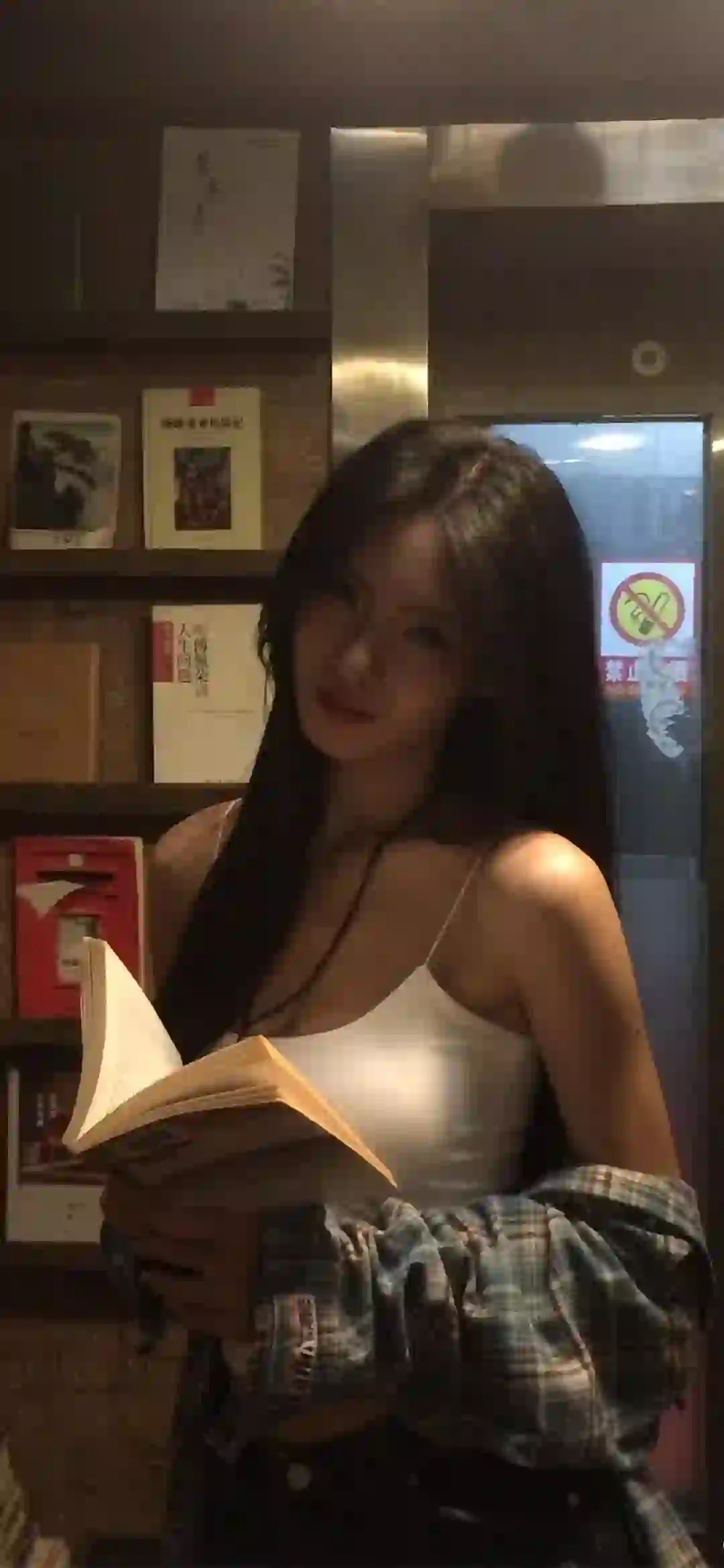 吊带美女 白色吊带穿搭 图书馆