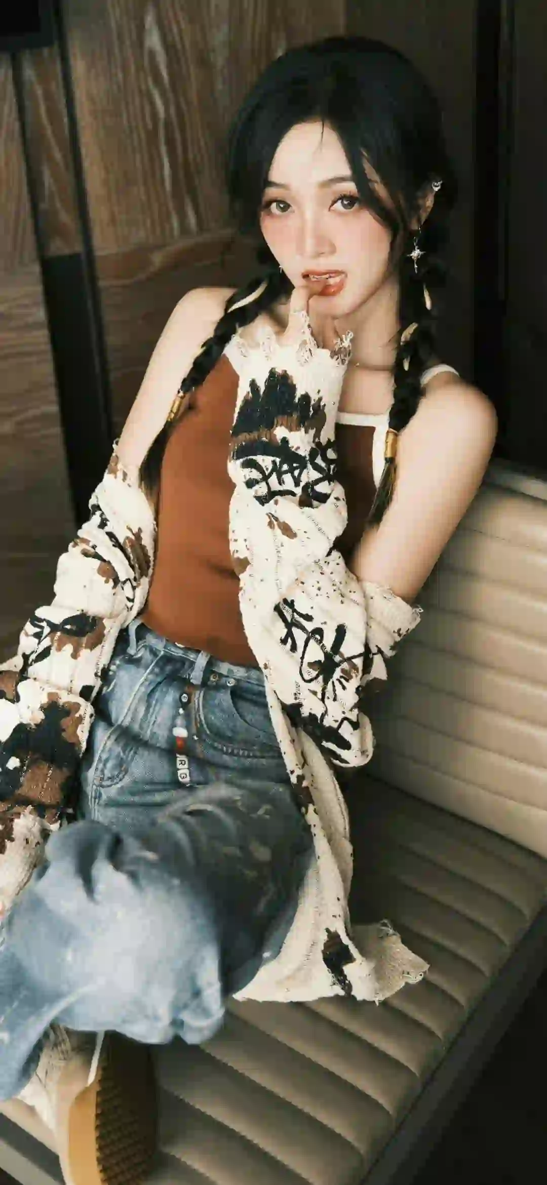 长发美女 吴宣仪 时尚美女 性感美女 牛仔裤