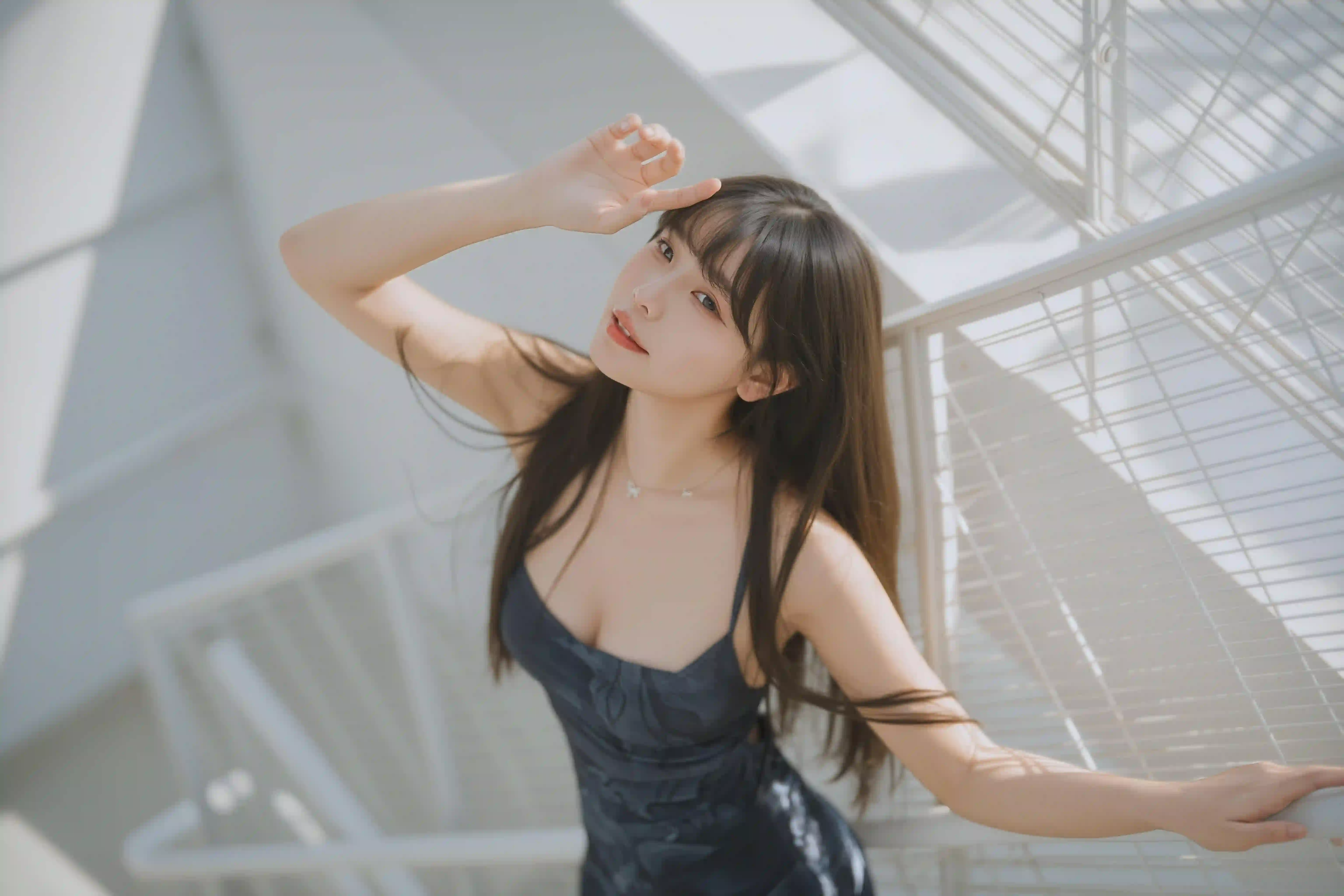 长发美女 户外写真 吊带穿搭 唯美 长发