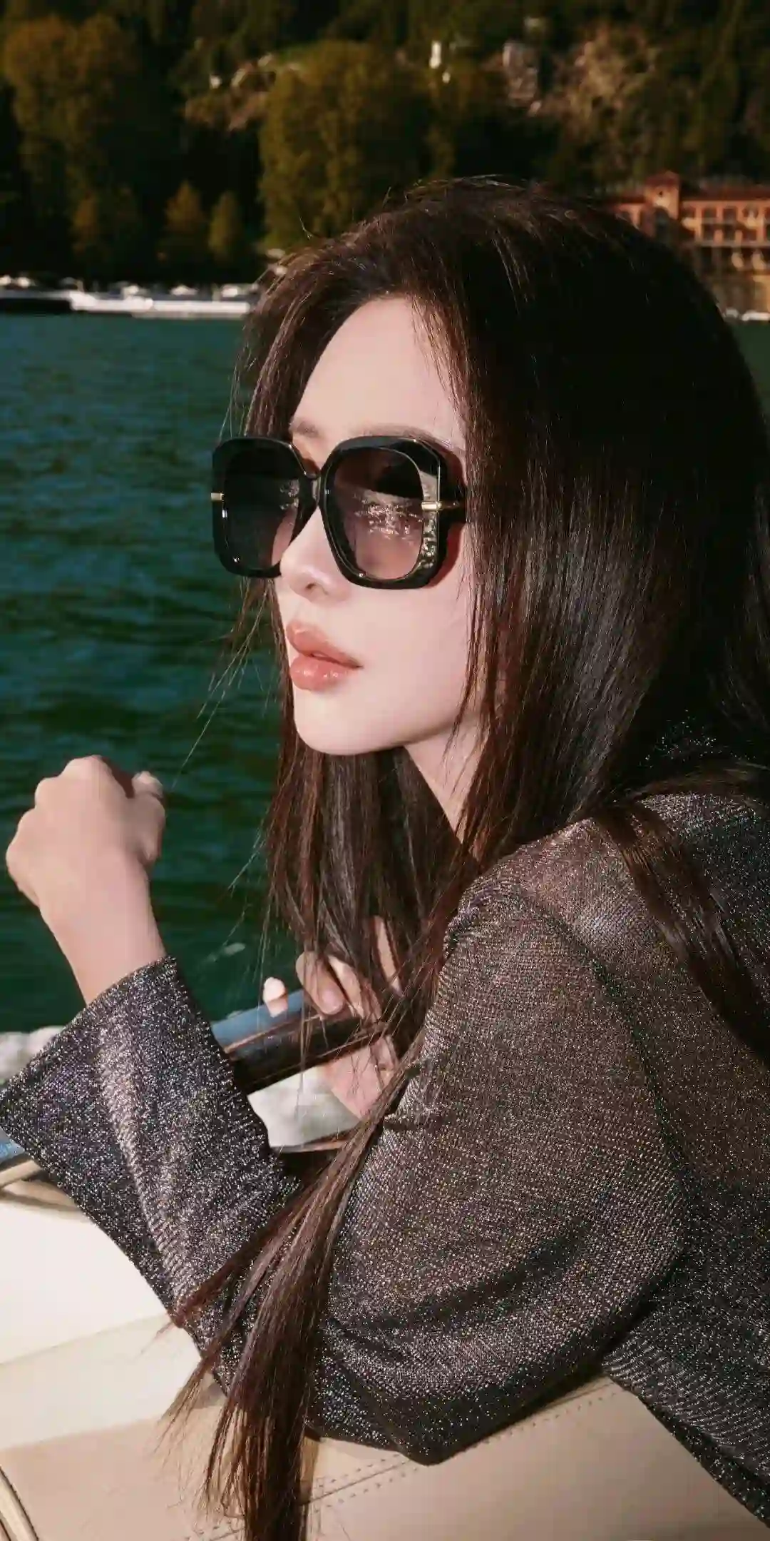 墨镜 长发美女 游艇 时尚穿搭 湖边 优雅